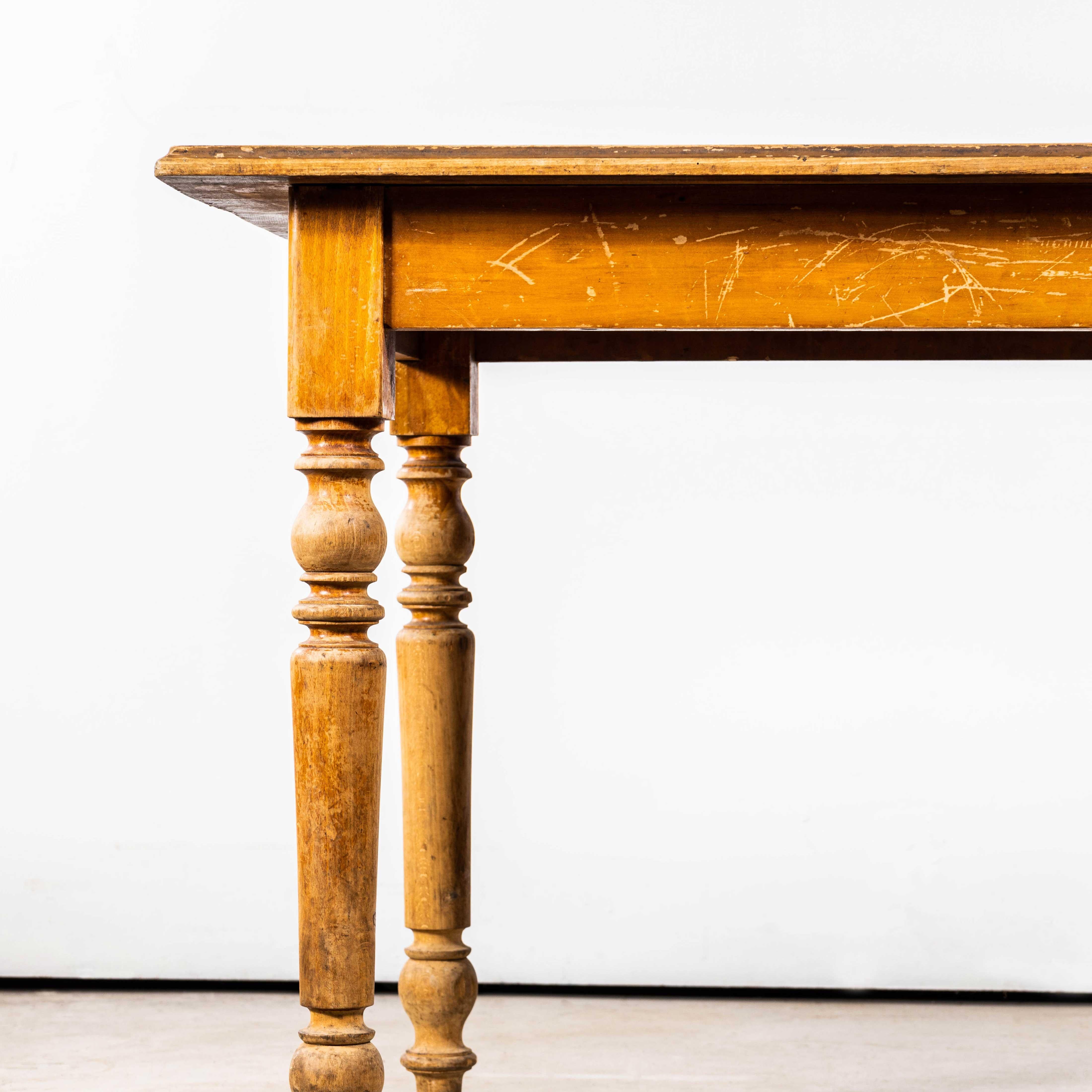 Français Table de cuisine et de salle à manger compacte à pieds en fuseau datant des années 1940 en vente
