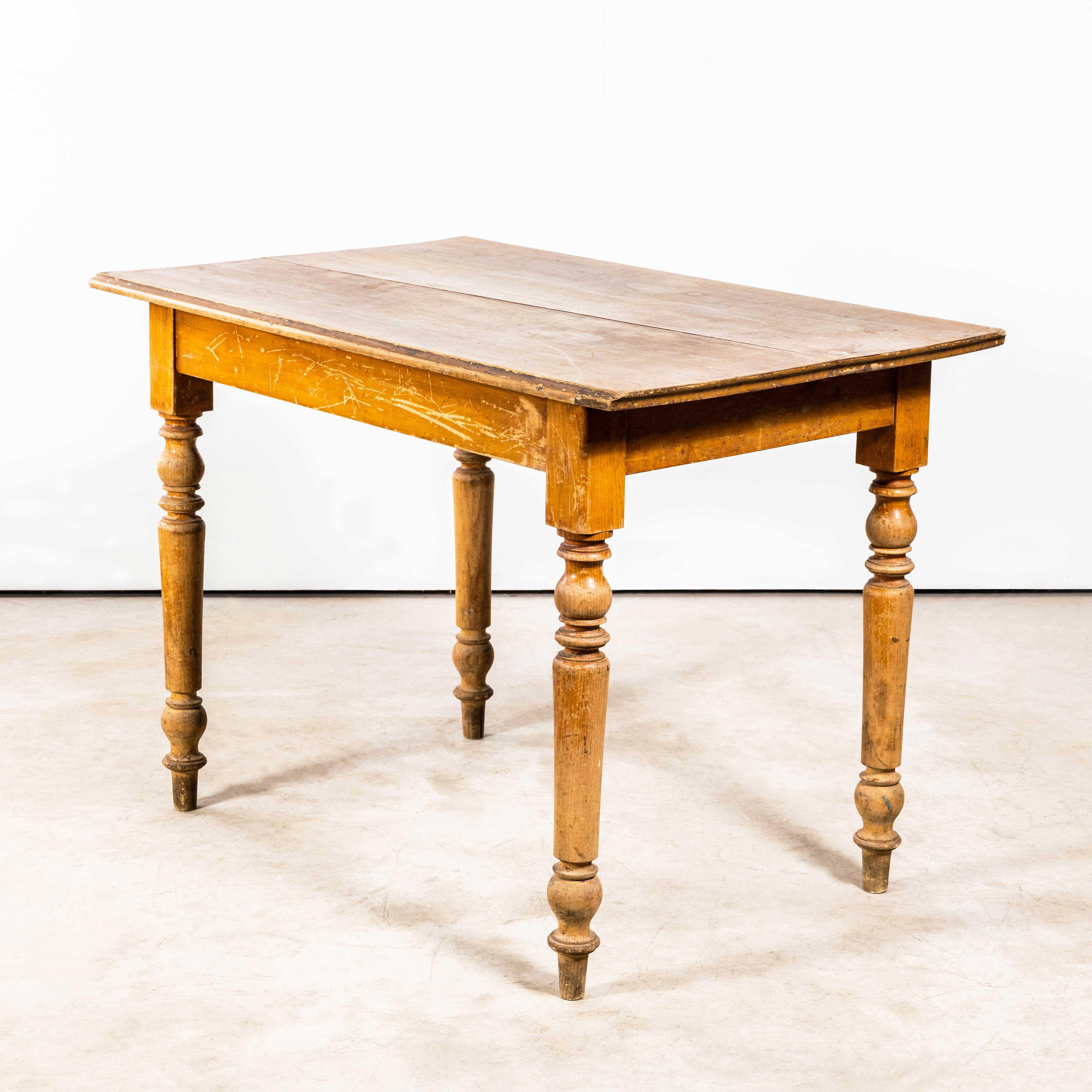 Milieu du XXe siècle Table de cuisine et de salle à manger compacte à pieds en fuseau datant des années 1940 en vente