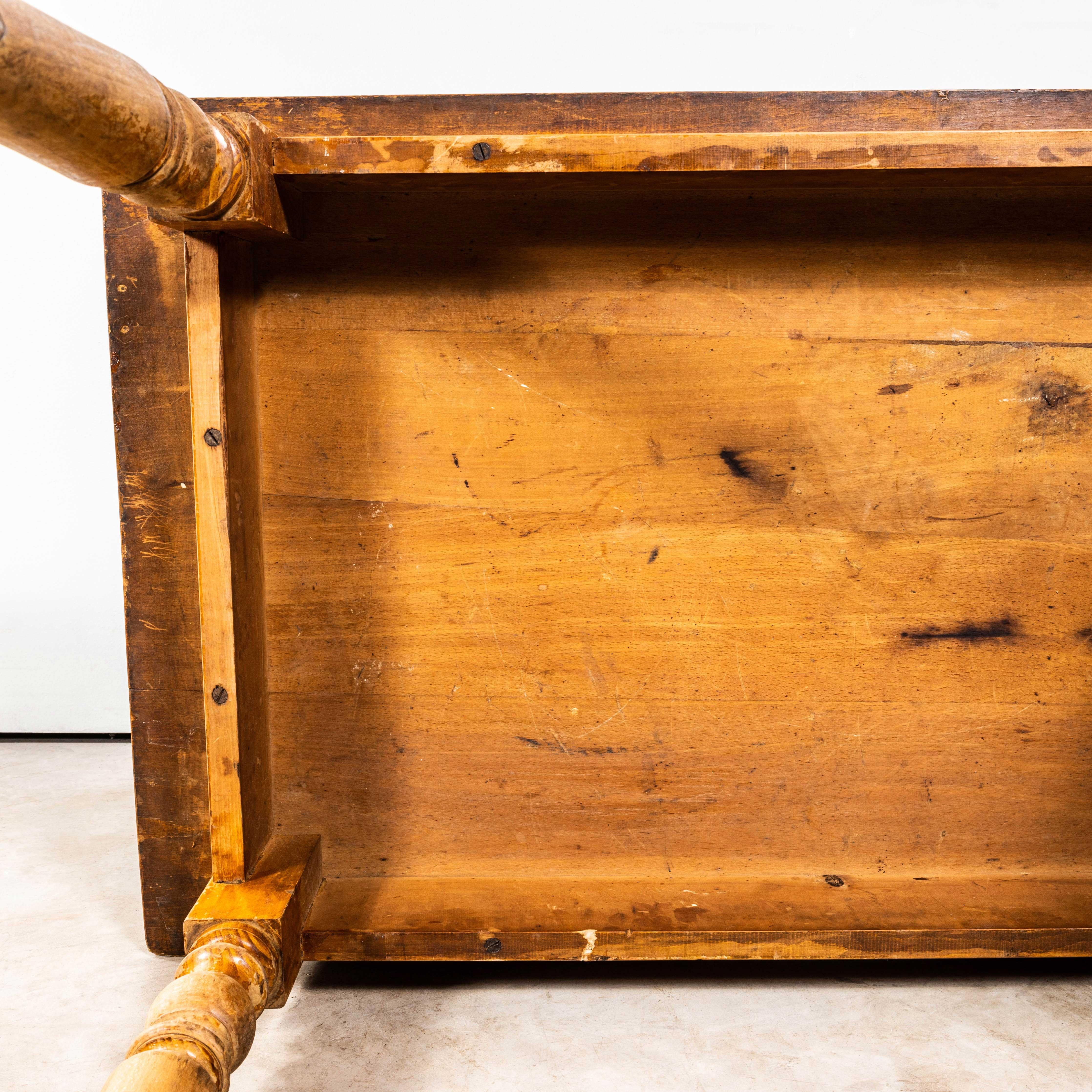 Table de cuisine et de salle à manger compacte à pieds en fuseau datant des années 1940 en vente 1