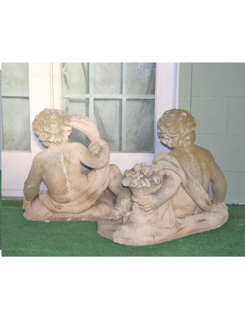 Paire de statues d'anges vintage des années 1940 pour accentuer le décor. Idéal pour tout décor d'entrée. Les deux sont bien entretenus et ne présentent ni fissures ni éclats. Joliment détaillé et bien entretenu.