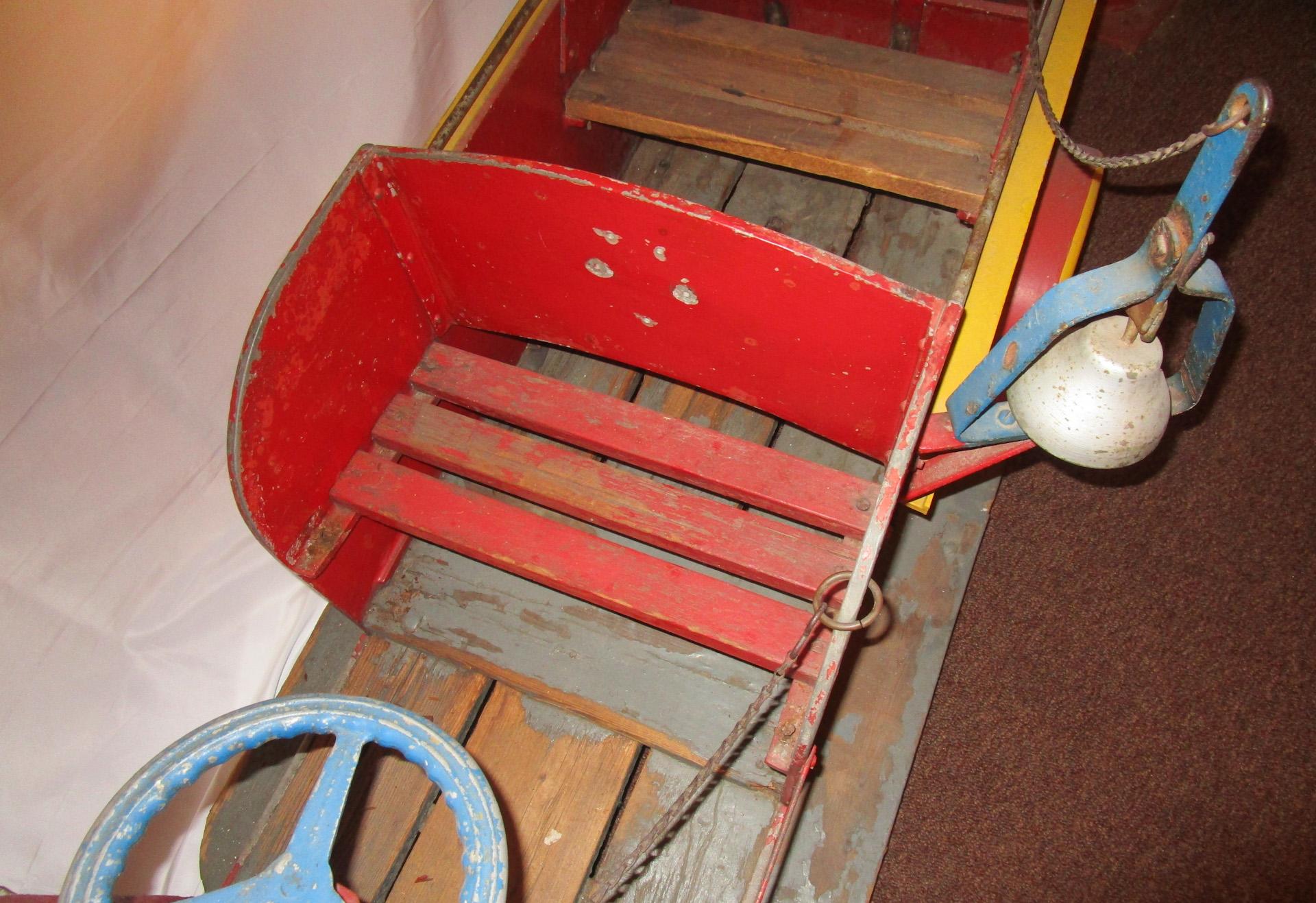 1940s Coney Island Amusement Park Kiddie Car Fire Engine in Original Condition In Good Condition For Sale In Savannah, GA