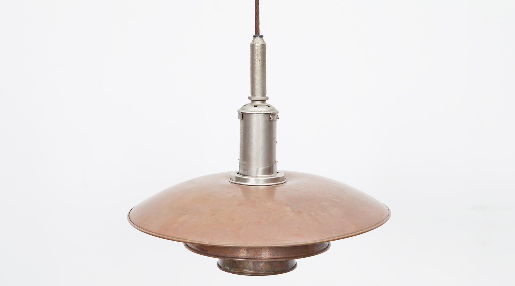 Ceiling lamp 3.6 / 3 in reddish Kupfer by Poul Henningsen, Denmark, 1940.

Ceiling Lamp of Poul Henningsen pendants with copper shades and nickel-plated fitment gives a soft, warm light. Designed by Poul Henningsen in the 1940s. He designed several