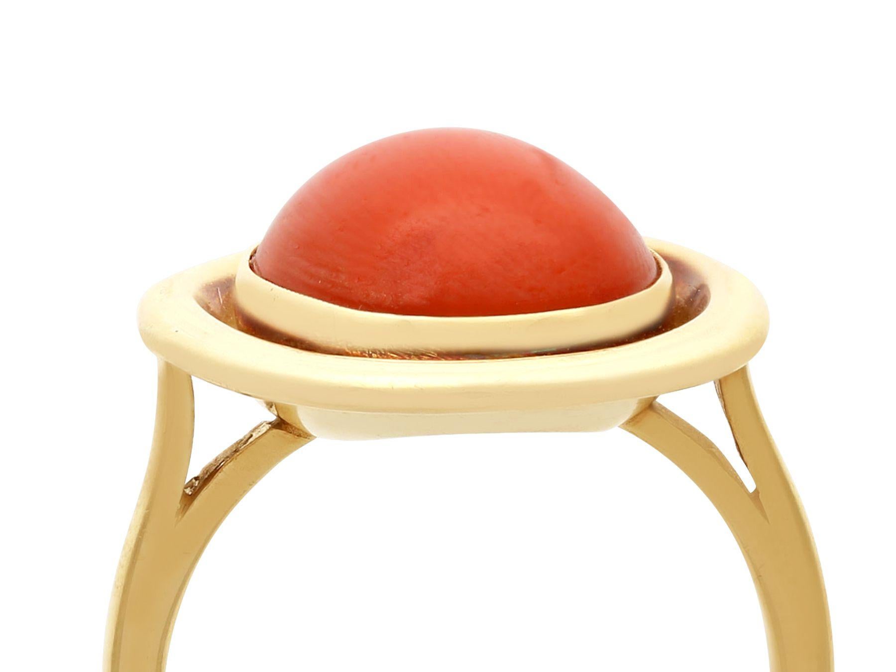 1940s Cabochon Cut Coral and 14K Yellow Gold Cocktail Ring In Excellent Condition For Sale In Jesmond, Newcastle Upon Tyne