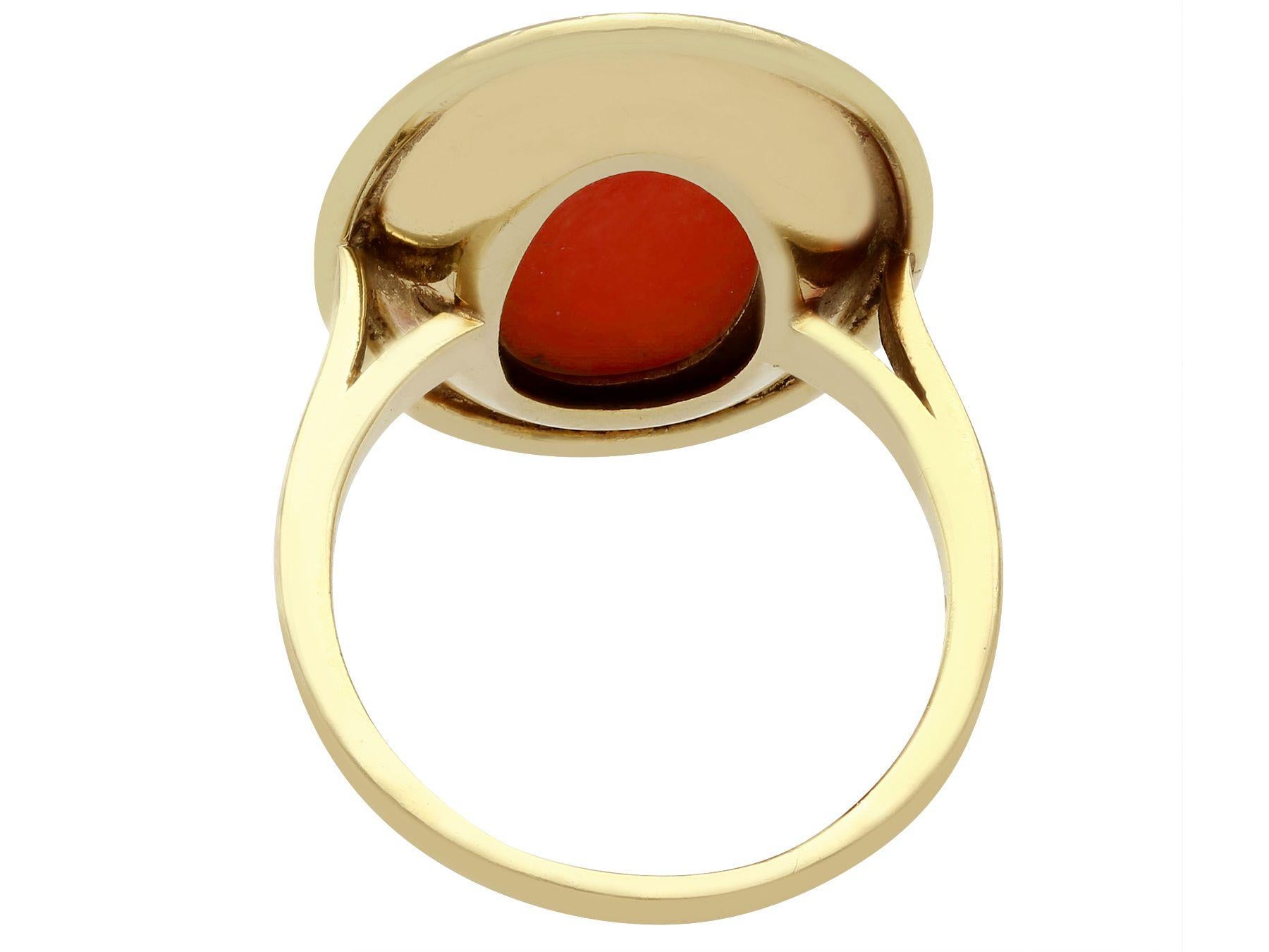 1940s Cabochon Cut Coral and 14K Yellow Gold Cocktail Ring For Sale 1