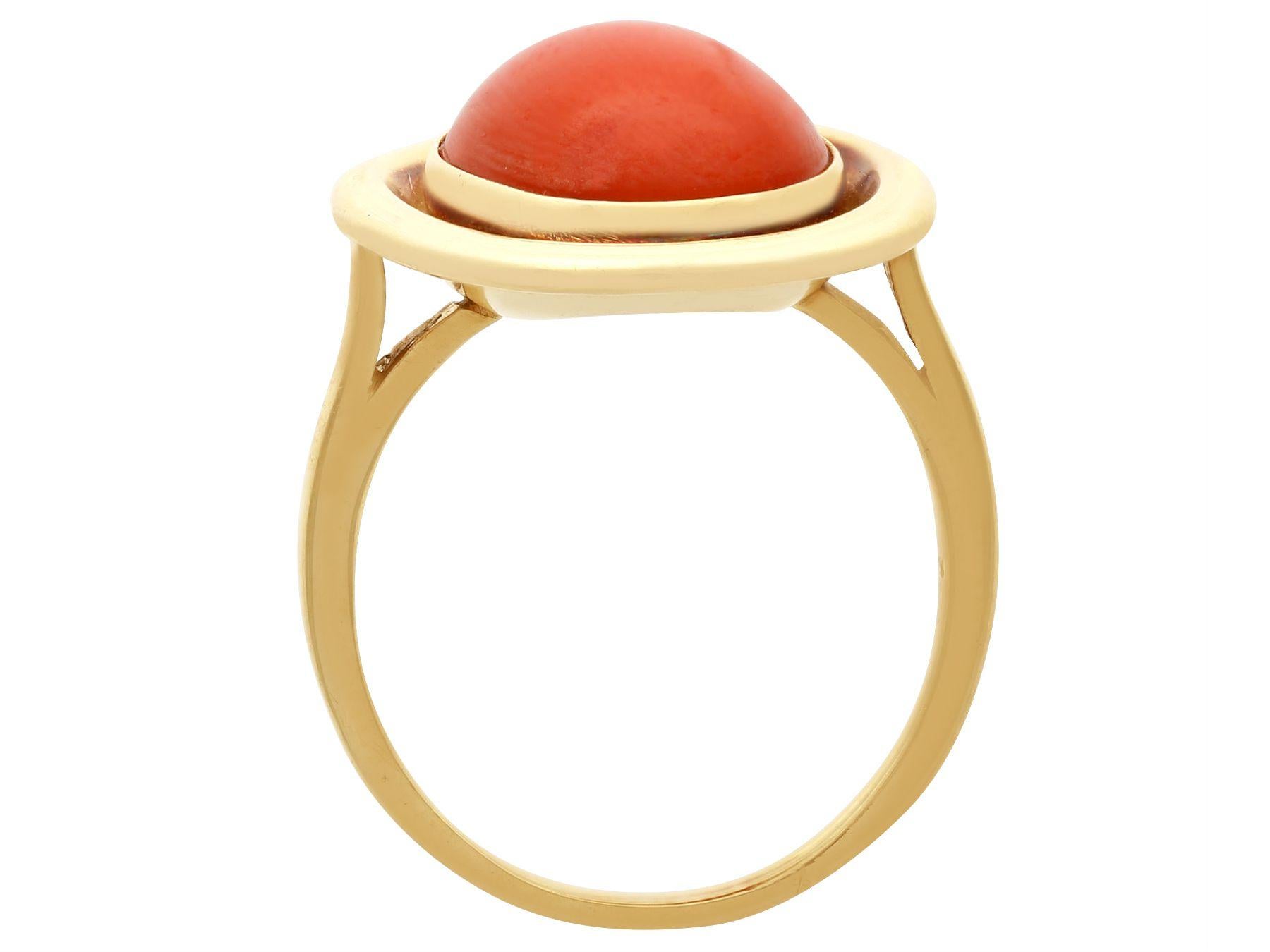 1940s Cabochon Cut Coral and 14K Yellow Gold Cocktail Ring For Sale 2