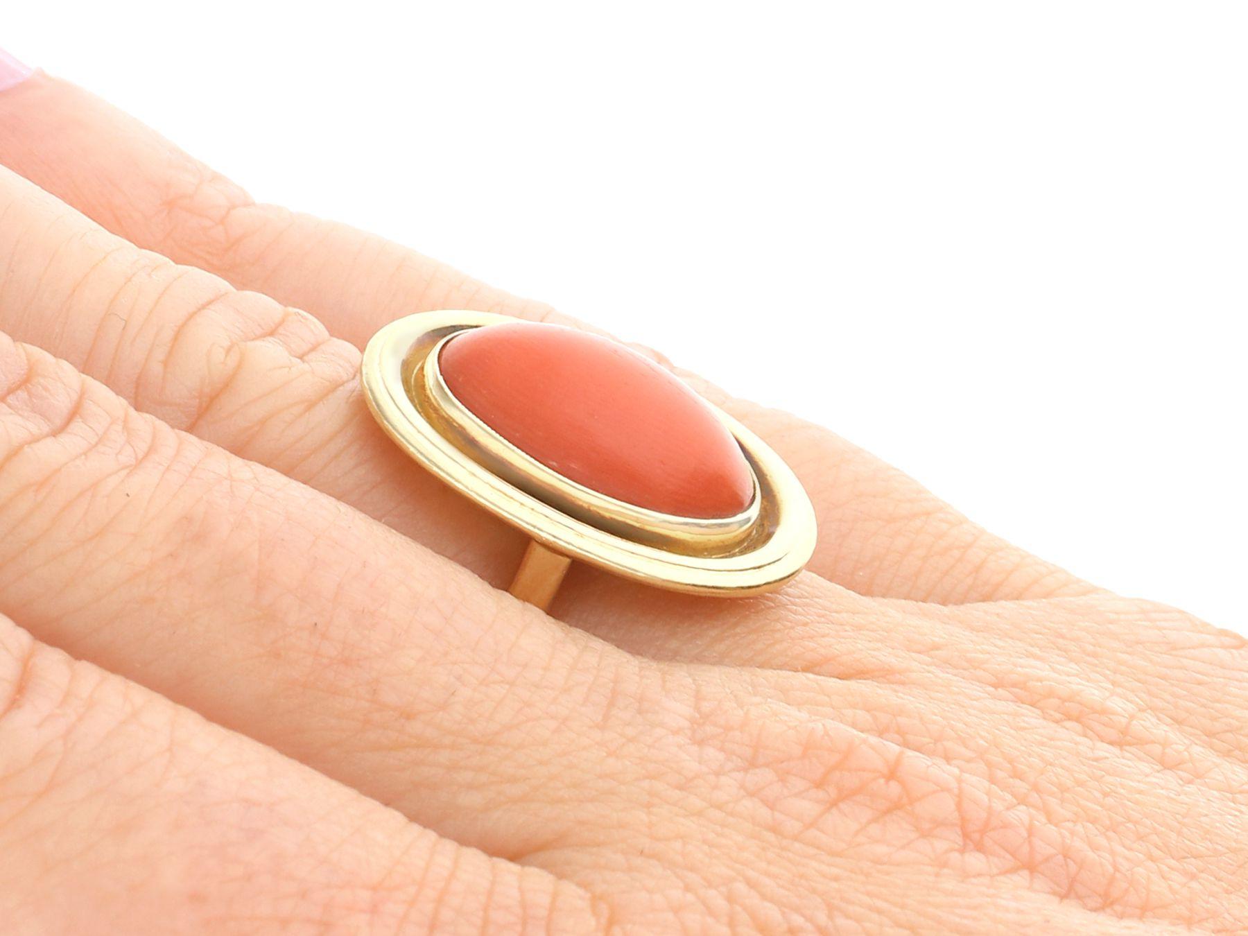 1940s Cabochon Cut Coral and 14K Yellow Gold Cocktail Ring For Sale 4