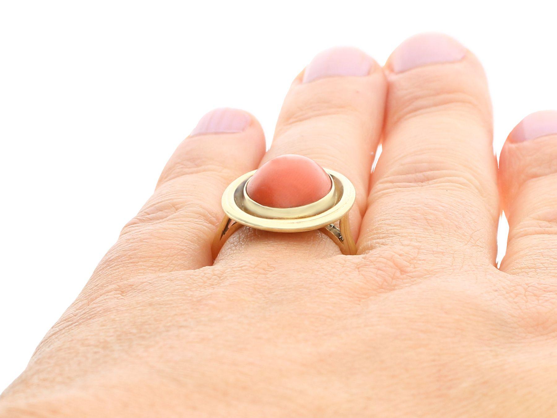 1940s Cabochon Cut Coral and 14K Yellow Gold Cocktail Ring For Sale 5