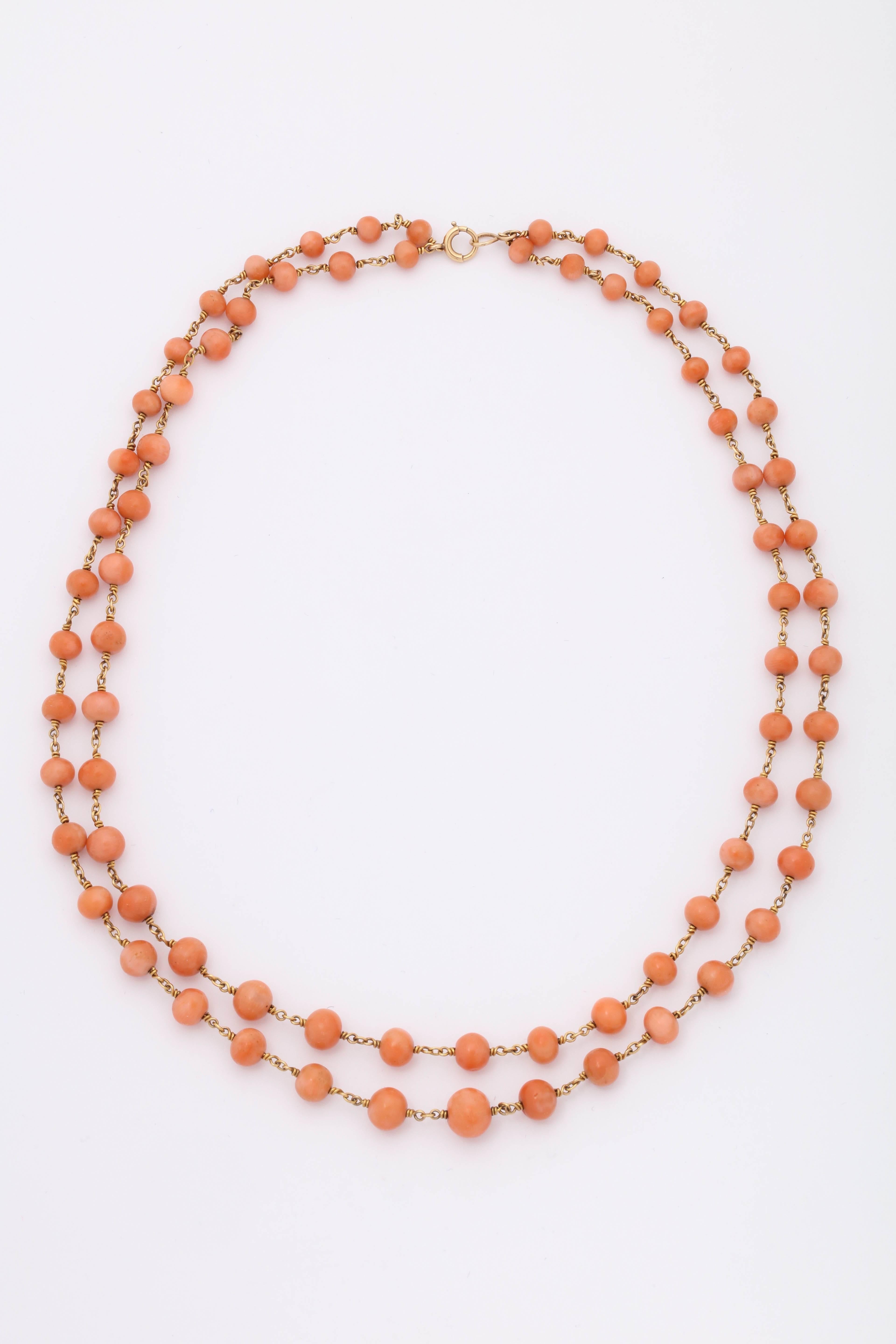 1940's Coral Bead Double Strand Gold Necklace With Clasp In Good Condition In New York, NY