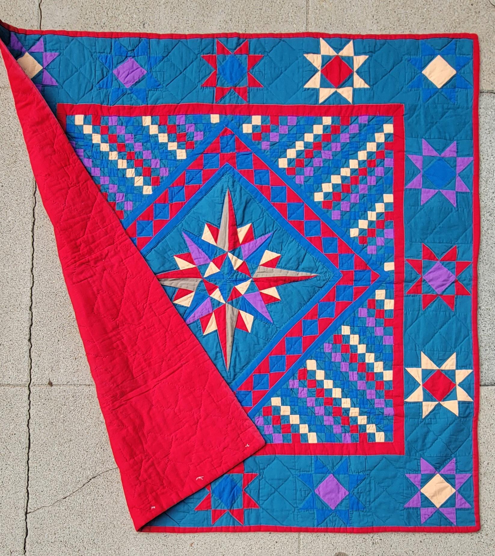 Ce magnifique édredon pour berceau en forme de boussole de Marin a été trouvé dans l'Ohio et est en parfait état. Le motif de la chaîne de timbres-poste et les étoiles flottantes sont tout à fait inhabituels.  L'état est très bon et les couleurs