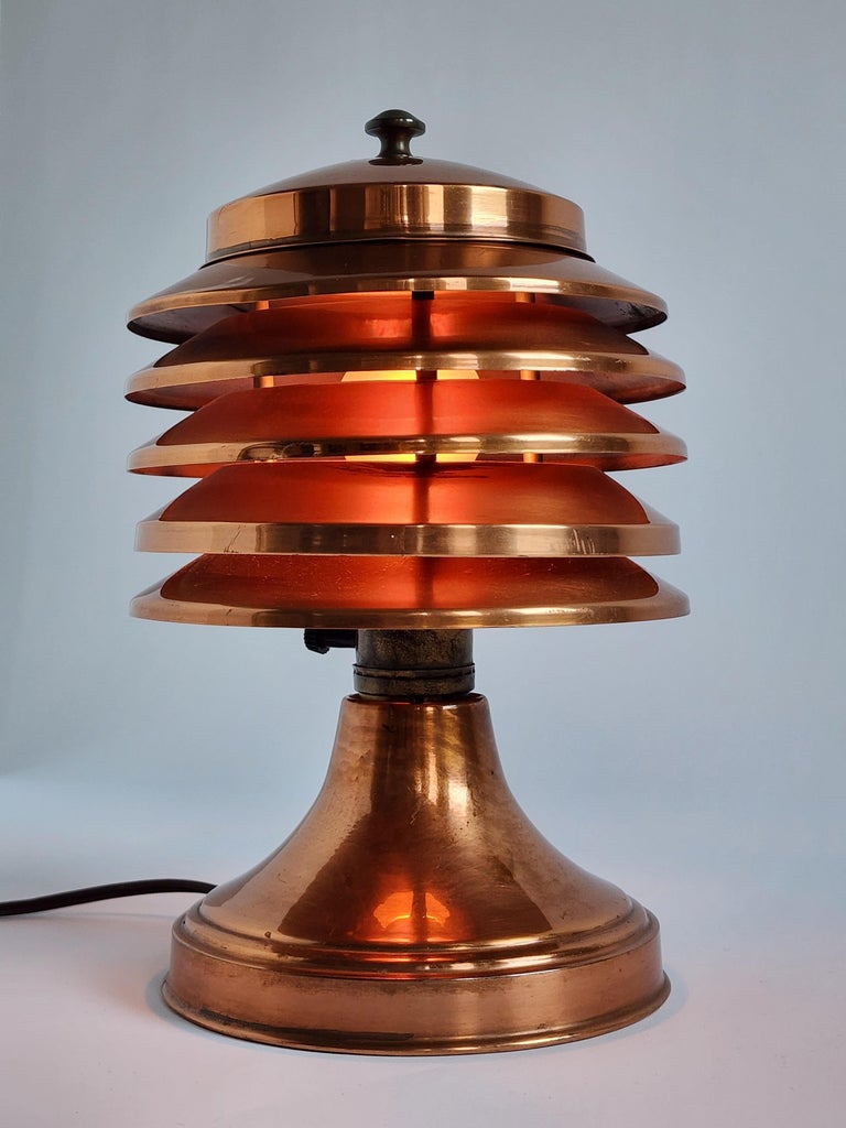 1940s Coulter Louvered Copper Table Lamp, Canada In Good Condition For Sale In St- Leonard, Quebec