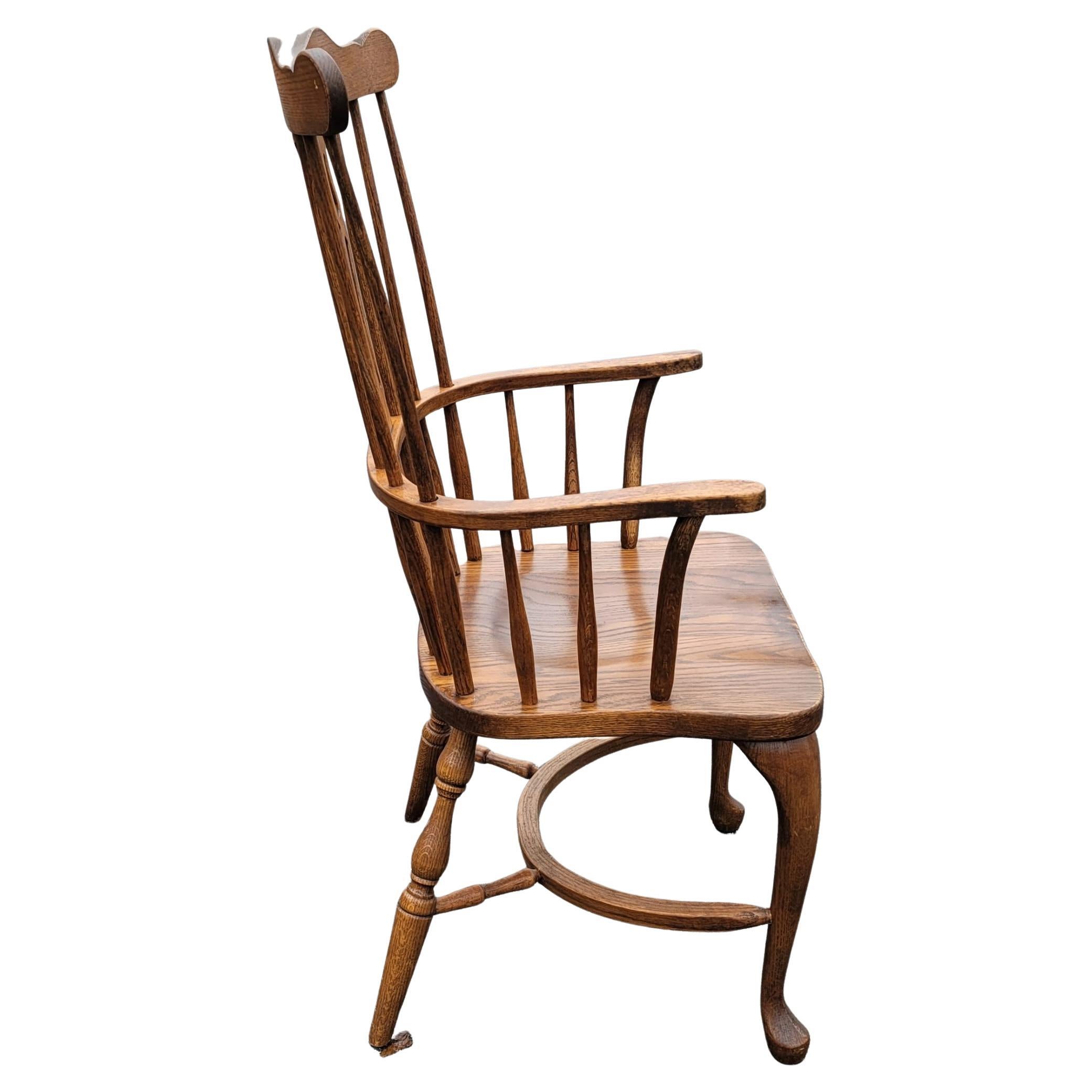 Ein amerikanischer handgefertigter Sessel mit hoher Rückenlehne aus den 1940er Jahren. Großartige Qualität. Maße: 22