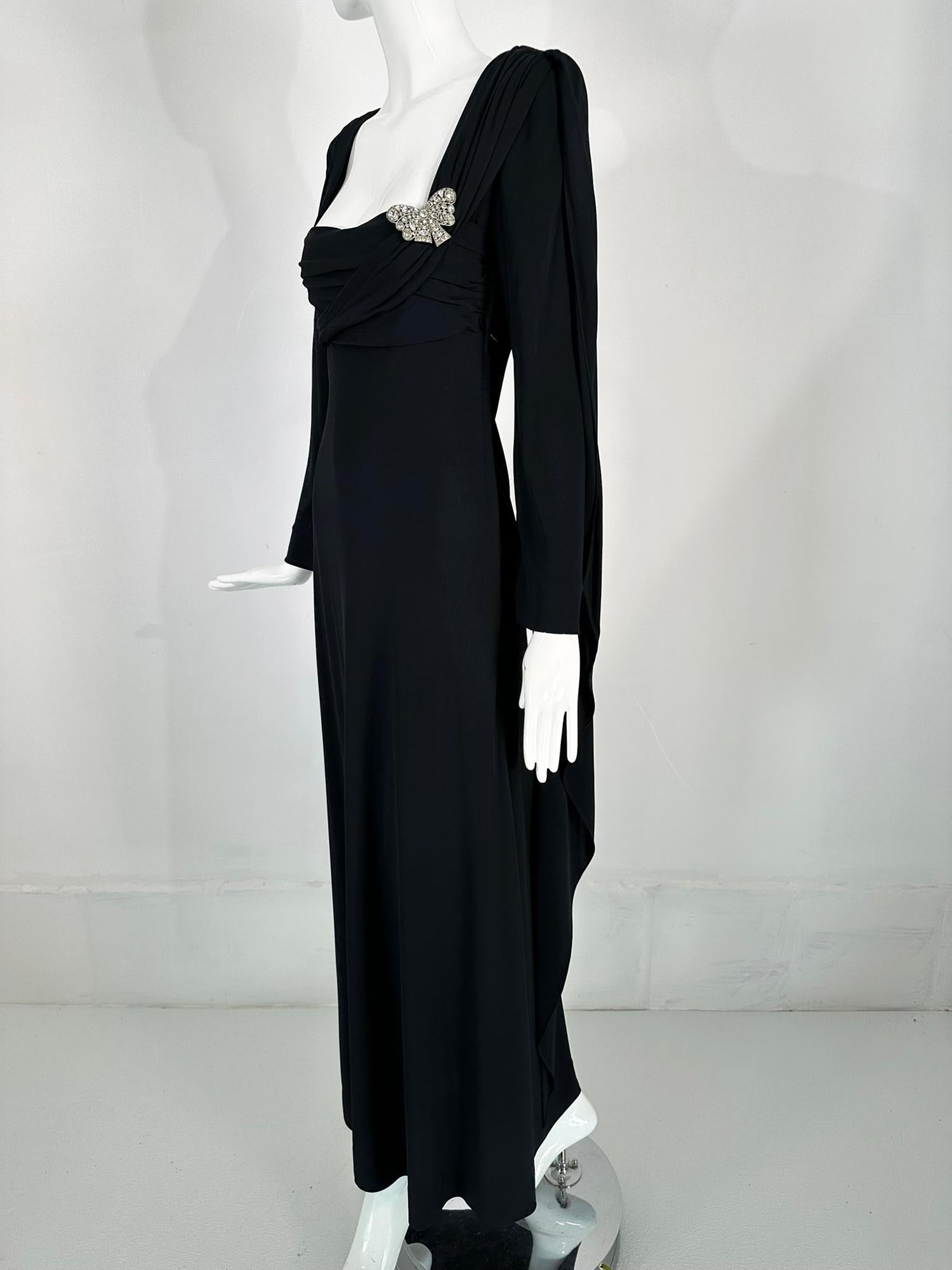 1940s Couture Old Hollywood Vestido de noche de seda negro con drapeado en los hombros en venta 7