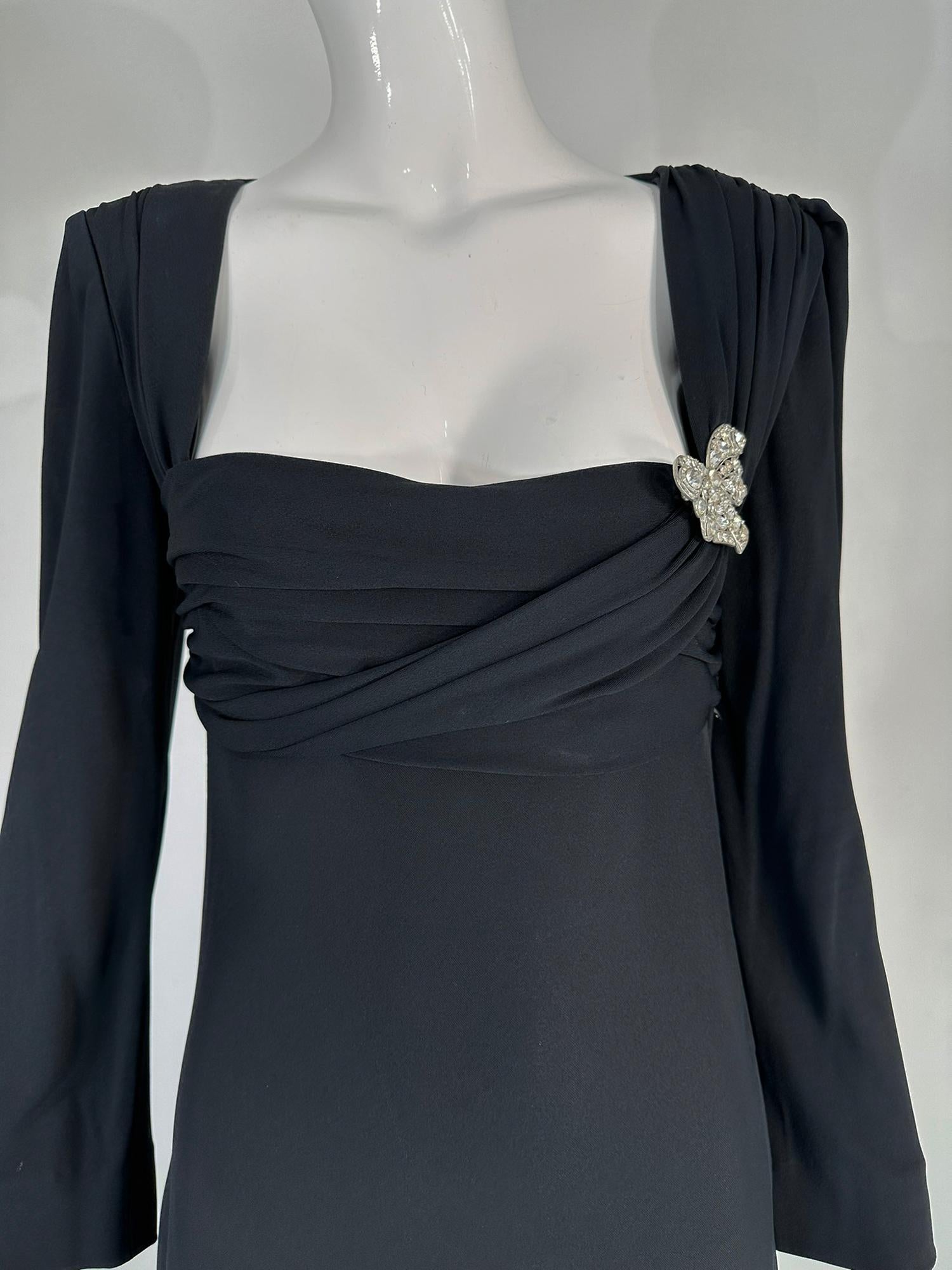 1940s Couture Old Hollywood Vestido de noche de seda negro con drapeado en los hombros en venta 9