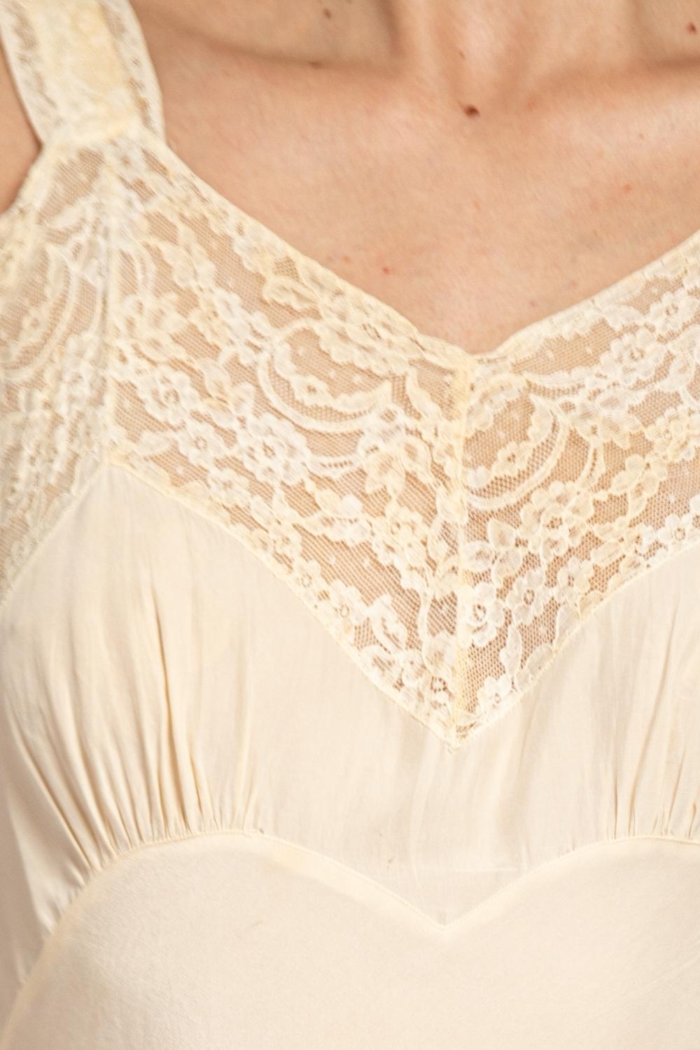 1940S Cream Bias Cut Silk Crepe De Chine Slip With Lace Detail At Top And Bottom For Sale 7