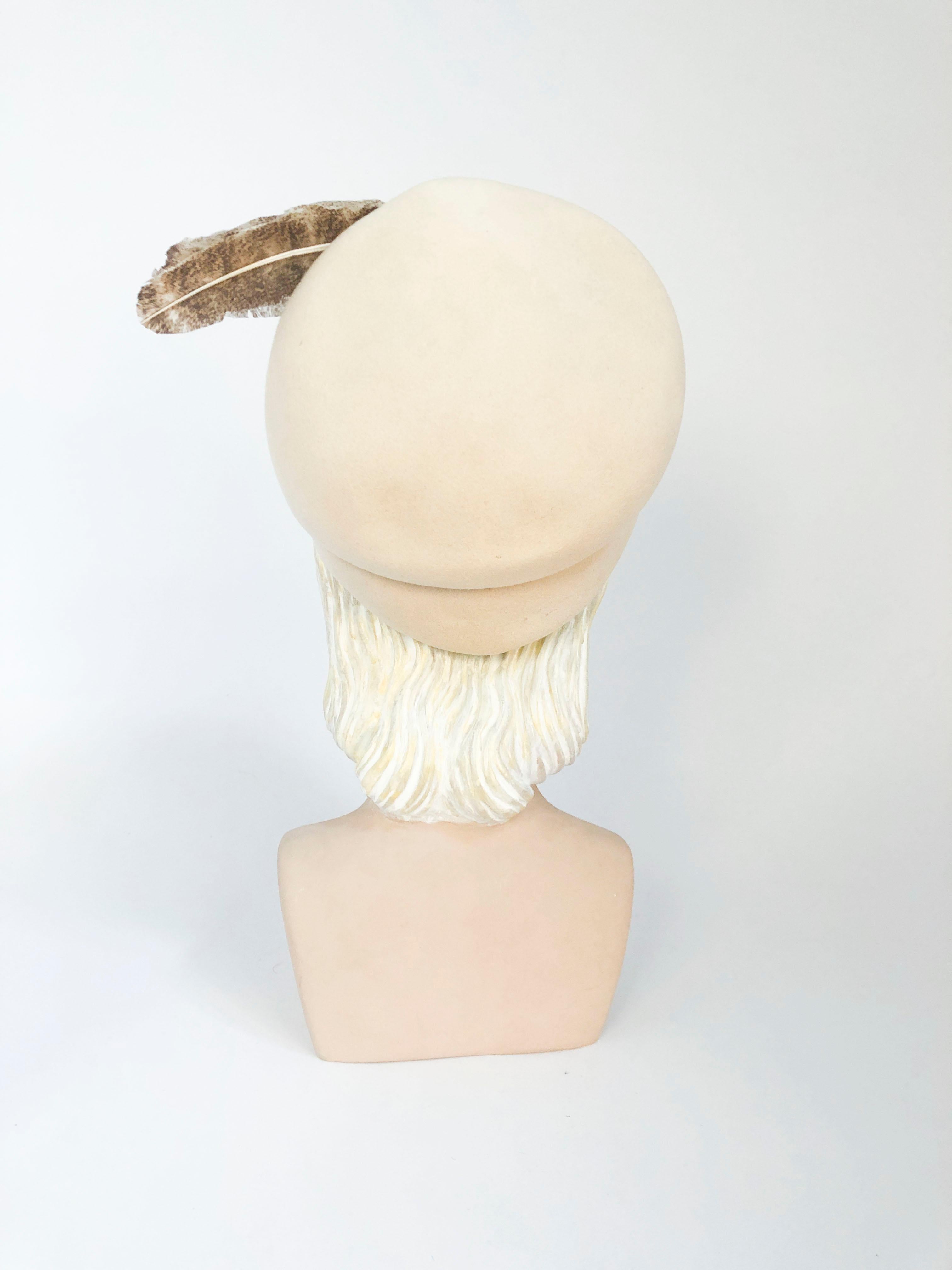 Gray 1940s Cream Sculpted Hat with Bird Feather Accents For Sale
