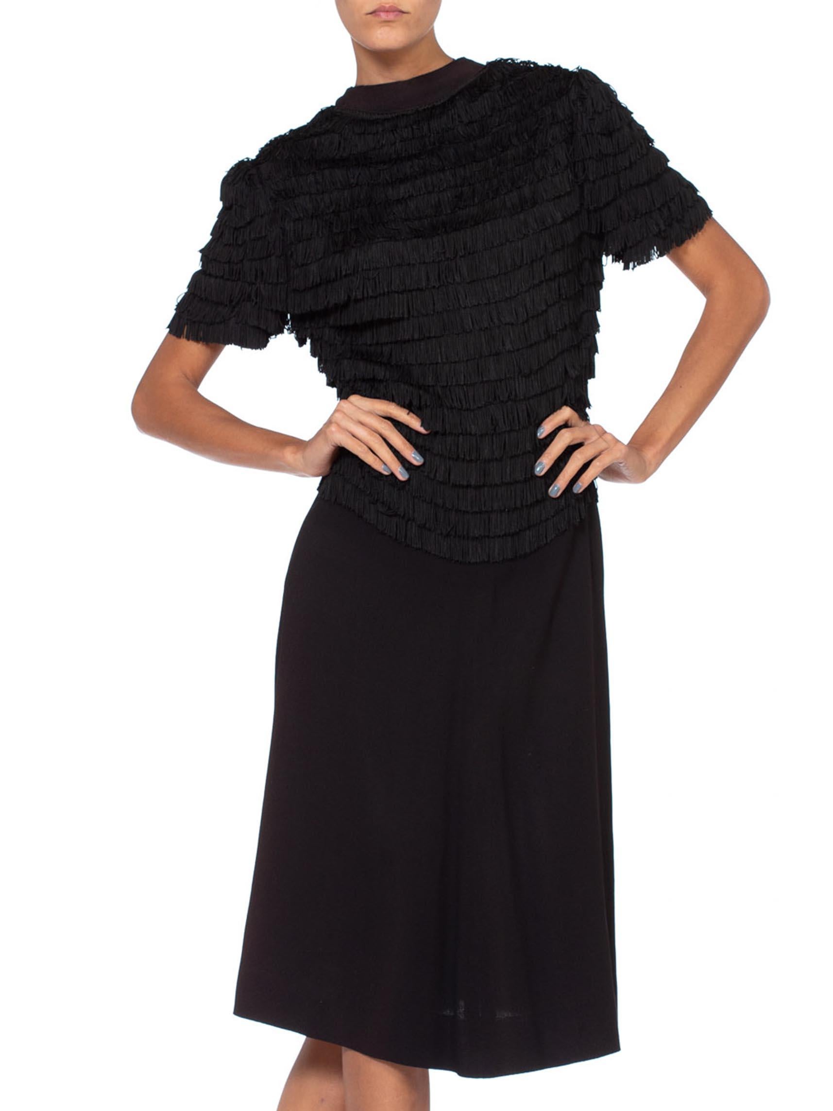 Robe de cocktail en crêpe de soie et rayonne noire avec corsage à franges et fermeture éclair sur le devant, années 1940 en vente 2