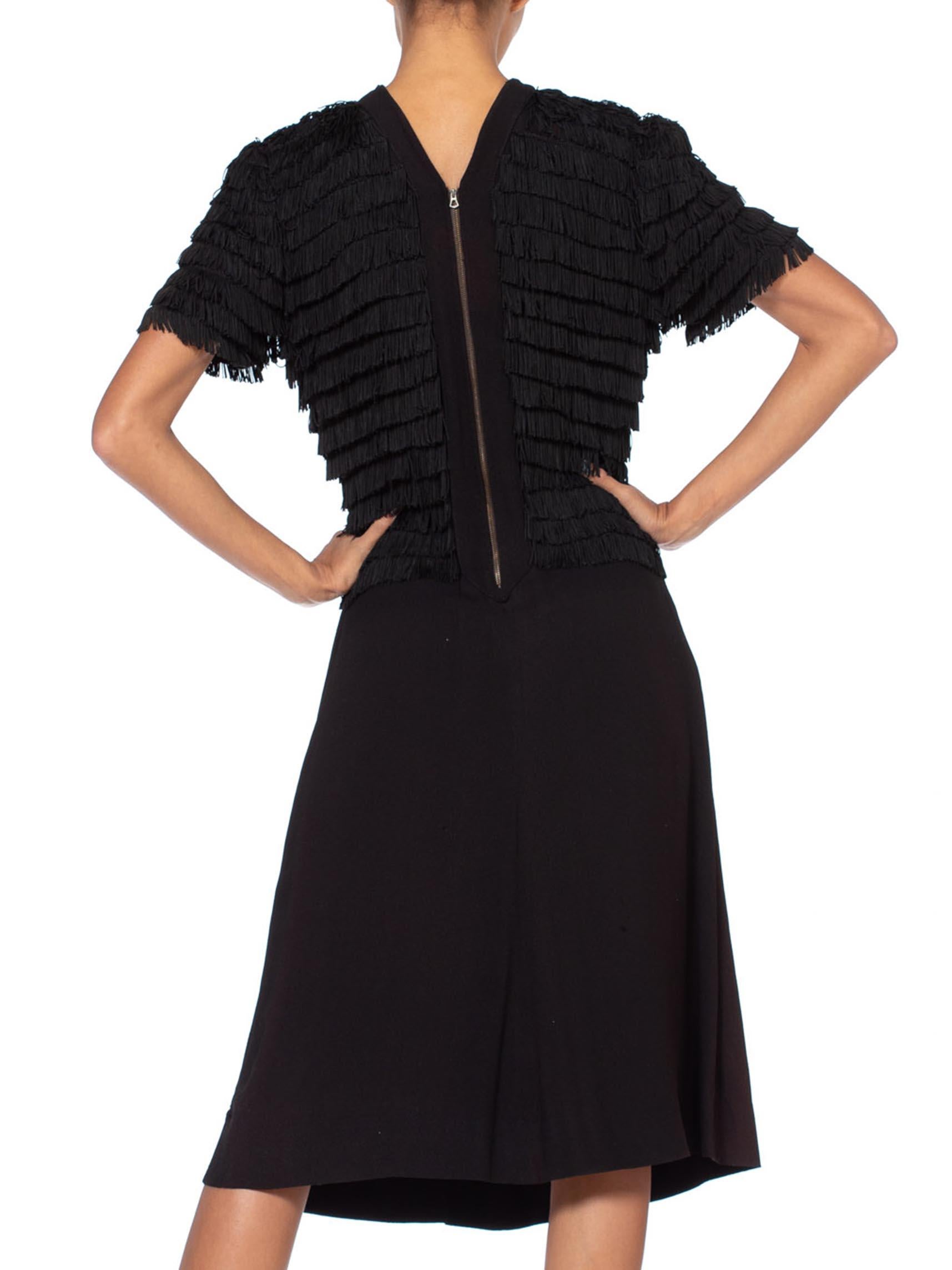 Robe de cocktail en crêpe de soie et rayonne noire avec corsage à franges et fermeture éclair sur le devant, années 1940 en vente 4
