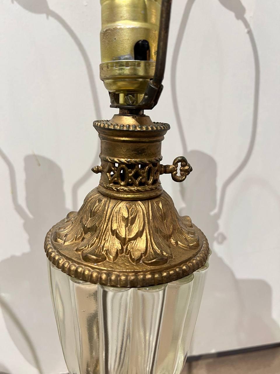 Pareja de lámparas de sobremesa de cristal de hacia 1940 con herrajes de bronce