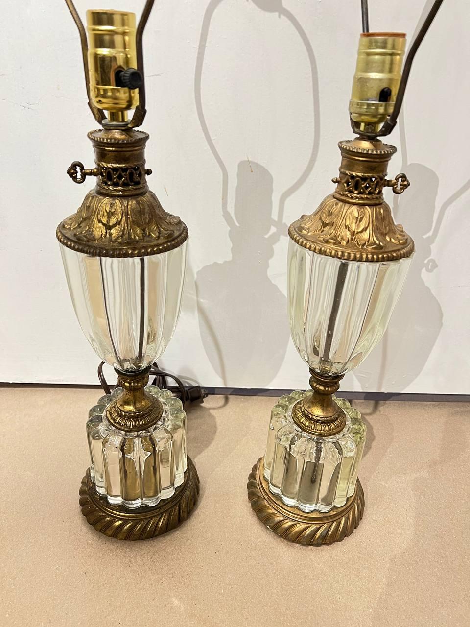 Paar Kristalltischlampen aus den 1940er Jahren mit Bronzebeschlägen (Hollywood Regency) im Angebot