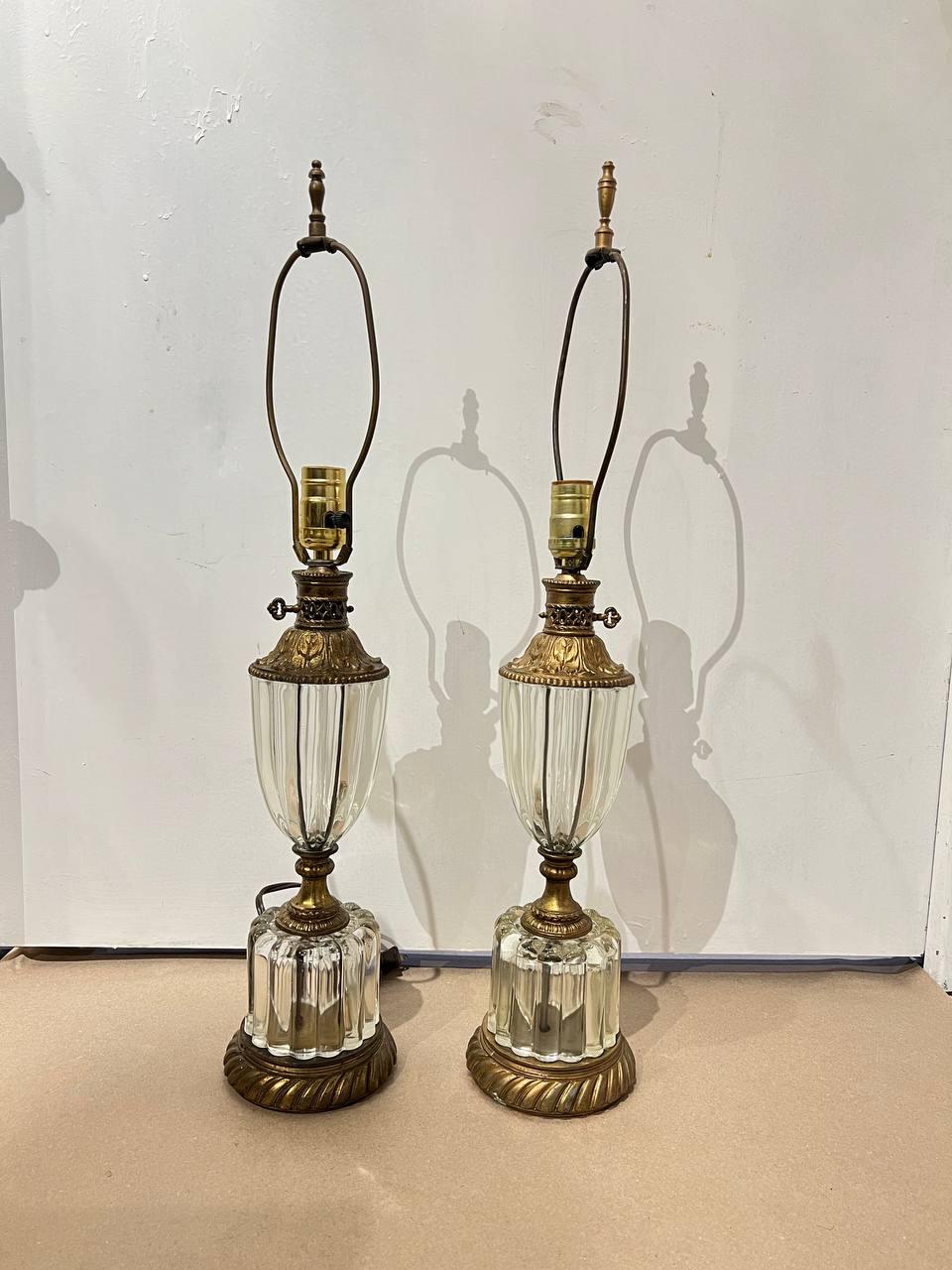 Paar Kristalltischlampen aus den 1940er Jahren mit Bronzebeschlägen im Angebot 1