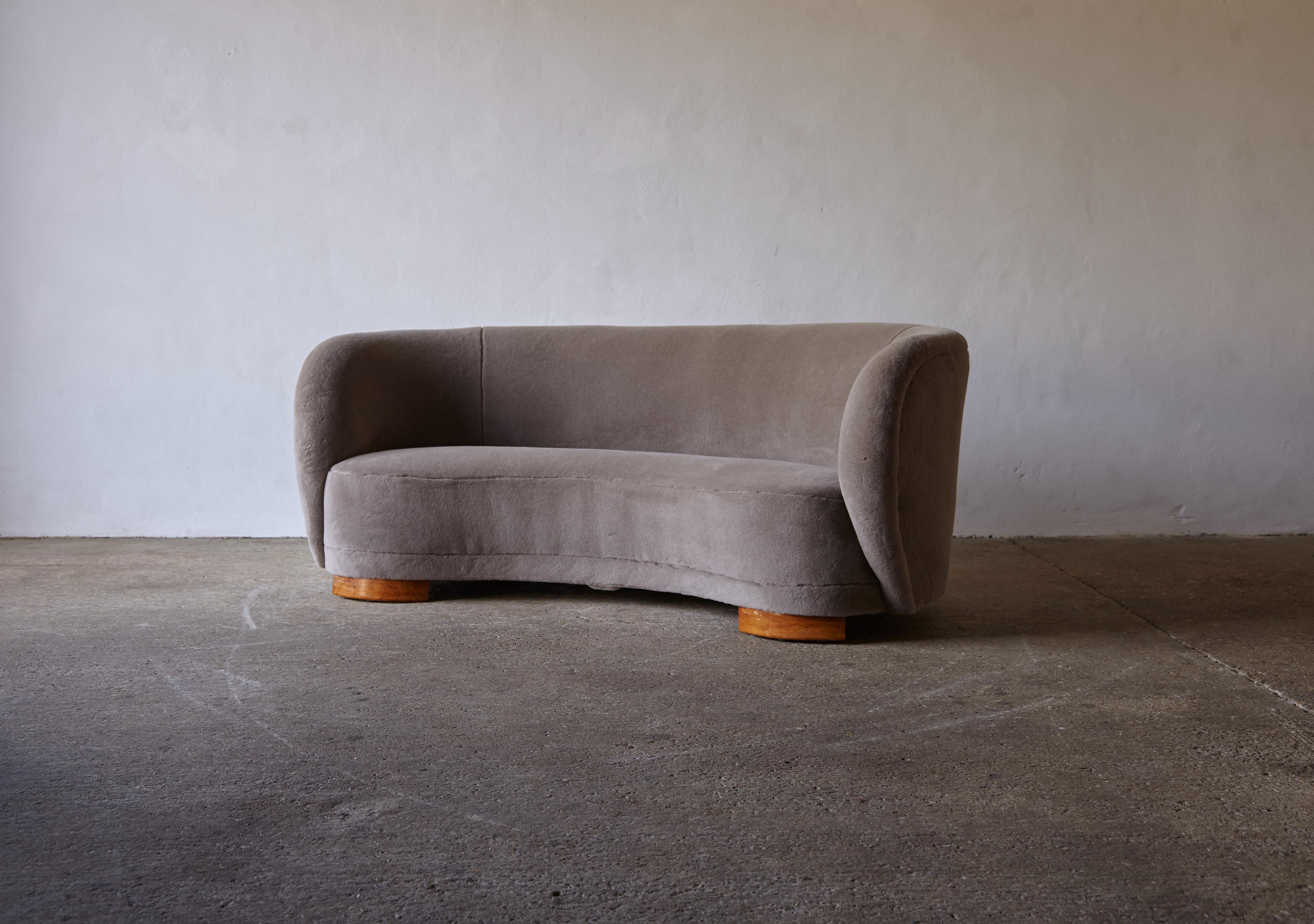 1940s Curved Danish Cabinetmaker Banana Sofa, Newly Upholstered in Alpaca In Good Condition In London, GB