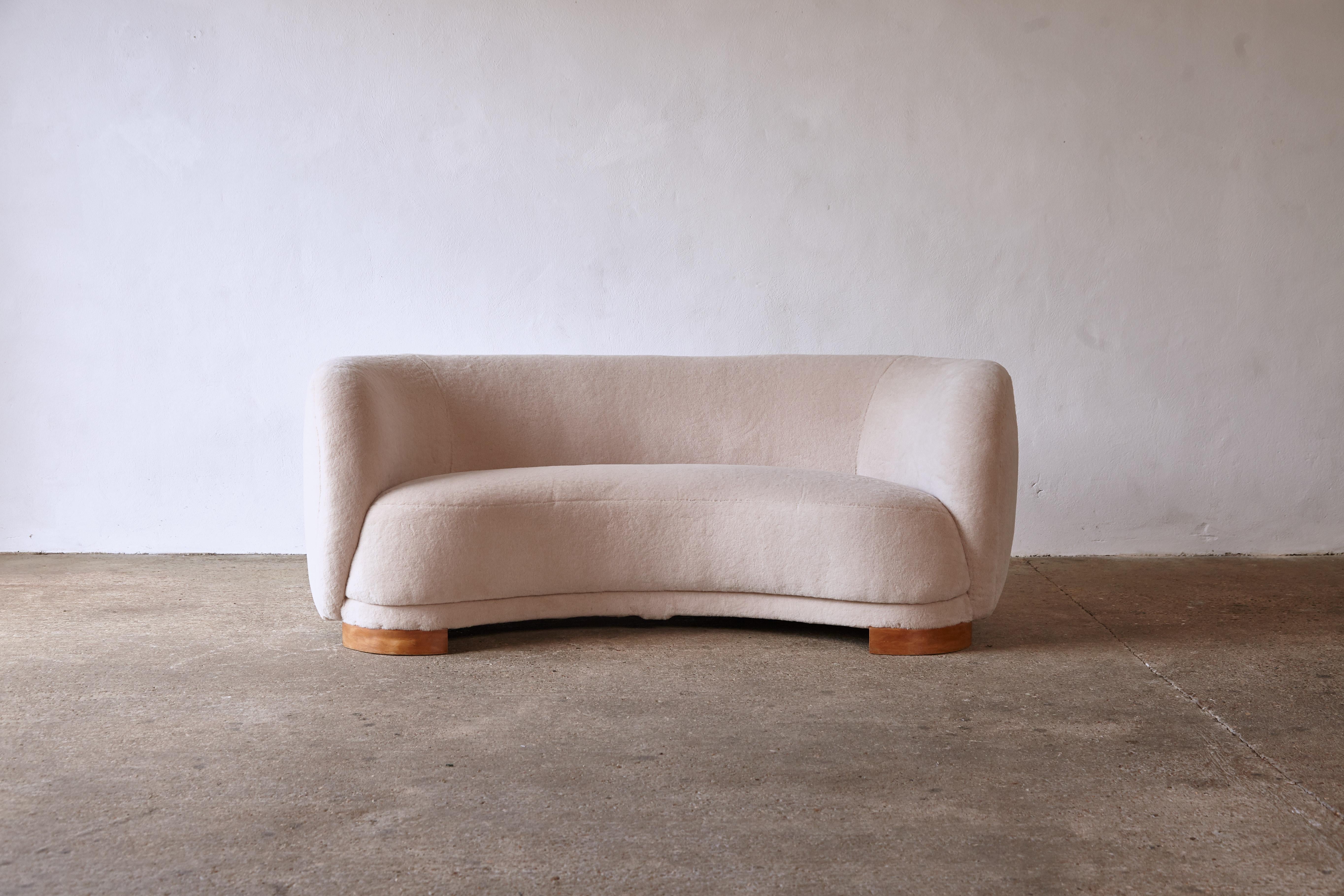 A superb curved 1940s Danish sofa, newly upholstered in a very high quality 100% Alpaca fabric.




  
