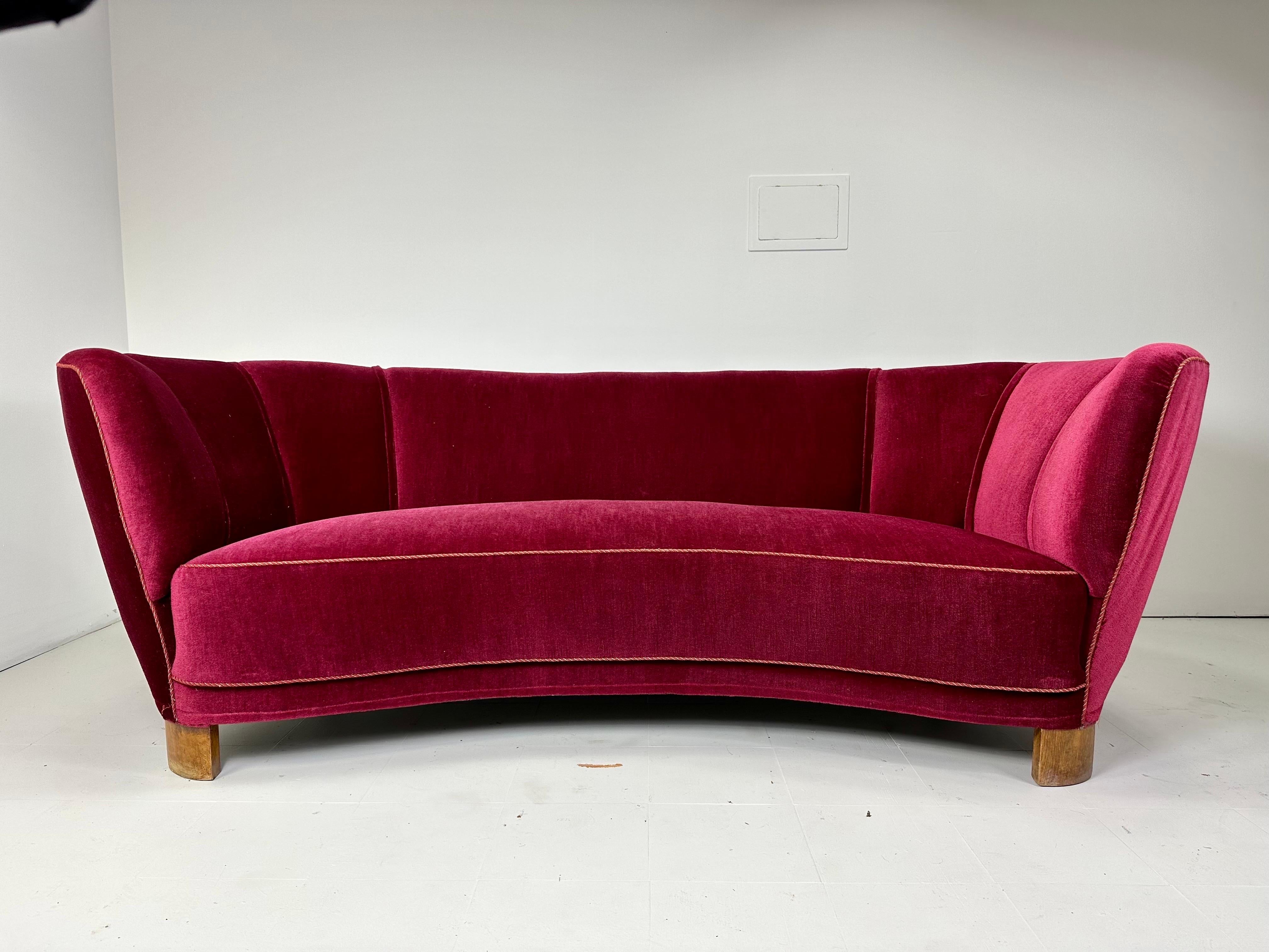 Gebogenes dänisches Sofa aus den 1940er Jahren im Angebot 4
