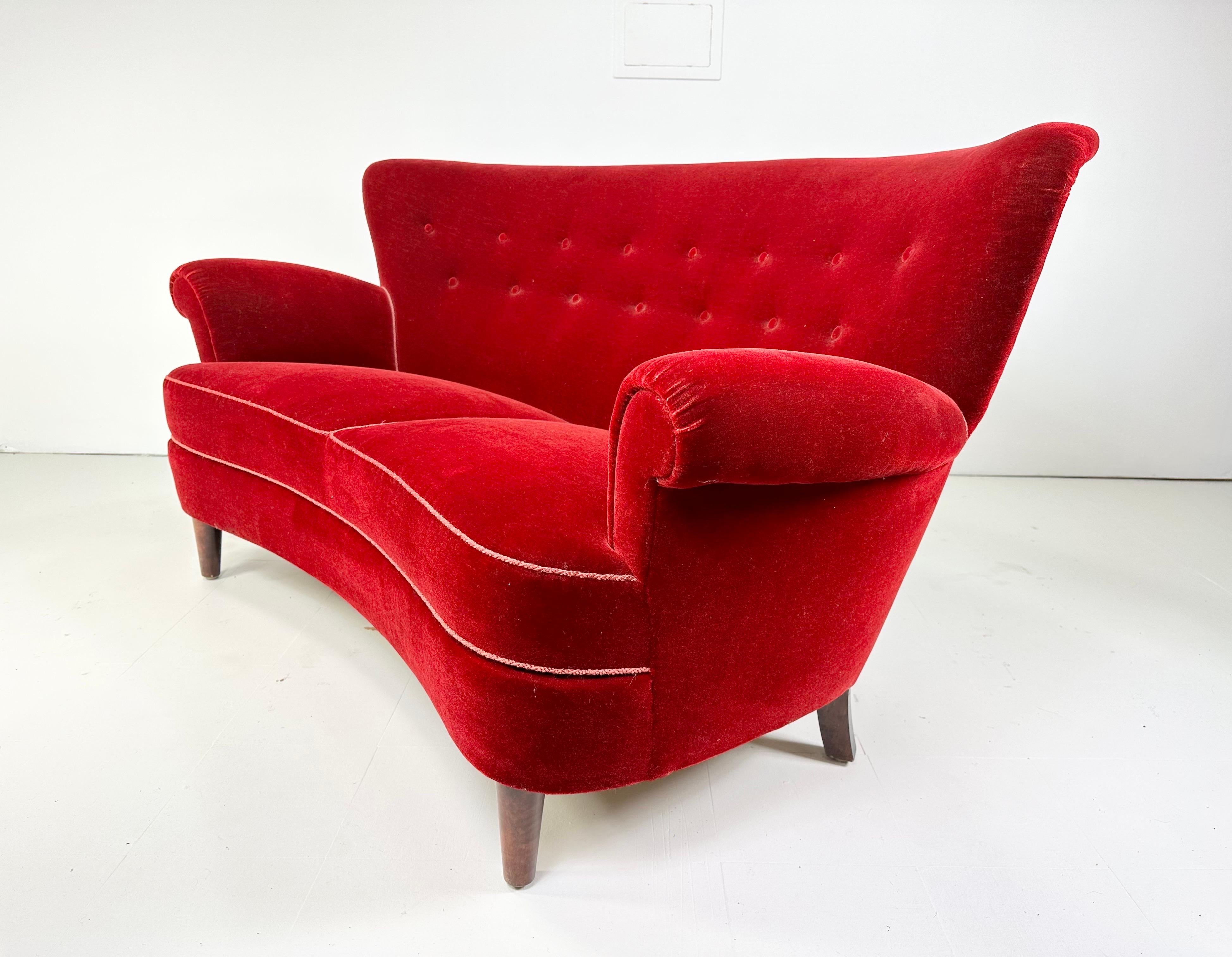 Dänisches geschwungenes Sofa aus den 1940er Jahren. Polsterung aus rotem Samt. Beine aus Buchenholz.

Lieferung in den Großraum NYC für 425 $ möglich. Bitte erkundigen Sie sich vor dem Kauf.