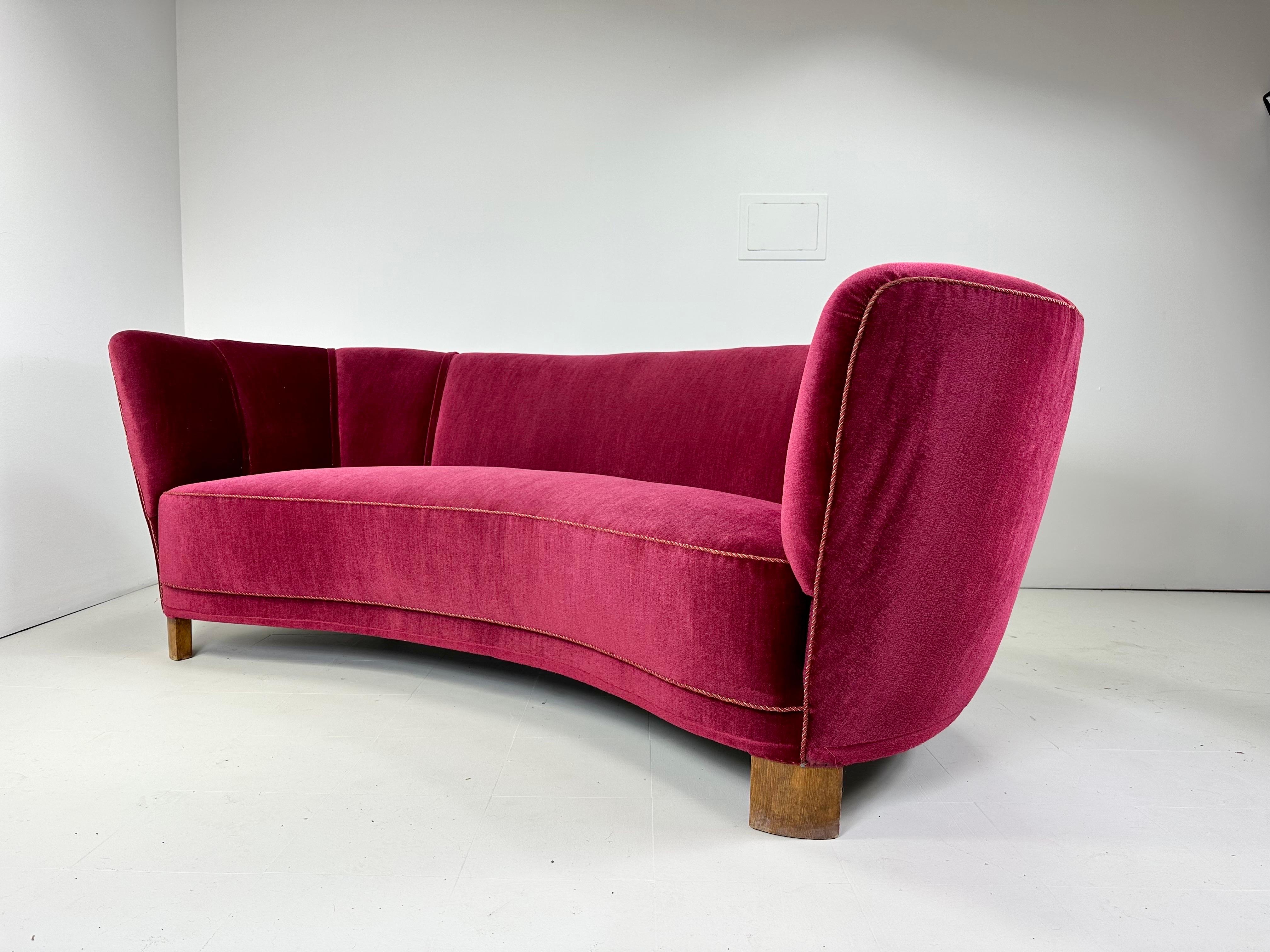 Gebogenes dänisches Sofa aus den 1940er Jahren. Klassisch elegante Form A mit farbenfroher Samtpolsterung. Beine aus Birke.