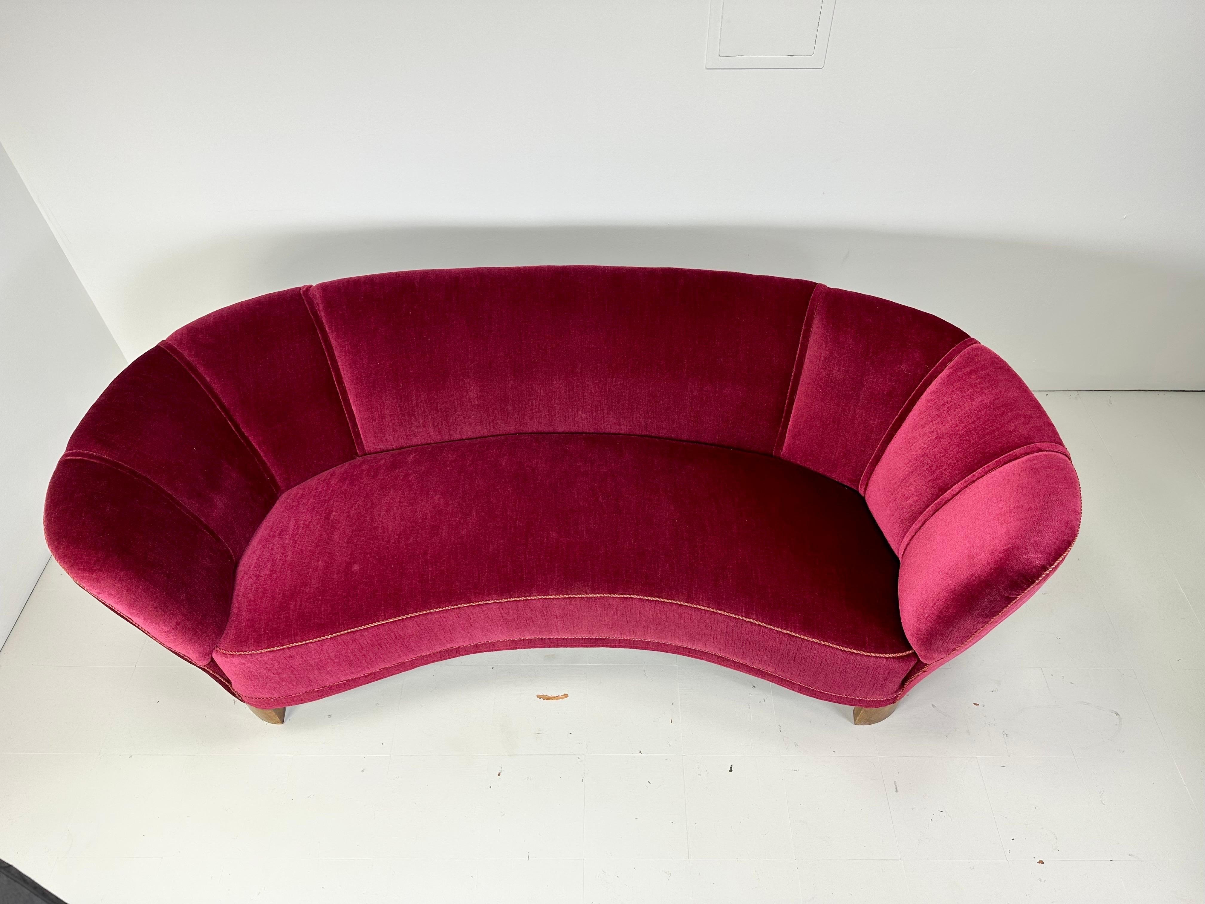 Gebogenes dänisches Sofa aus den 1940er Jahren (Skandinavische Moderne) im Angebot