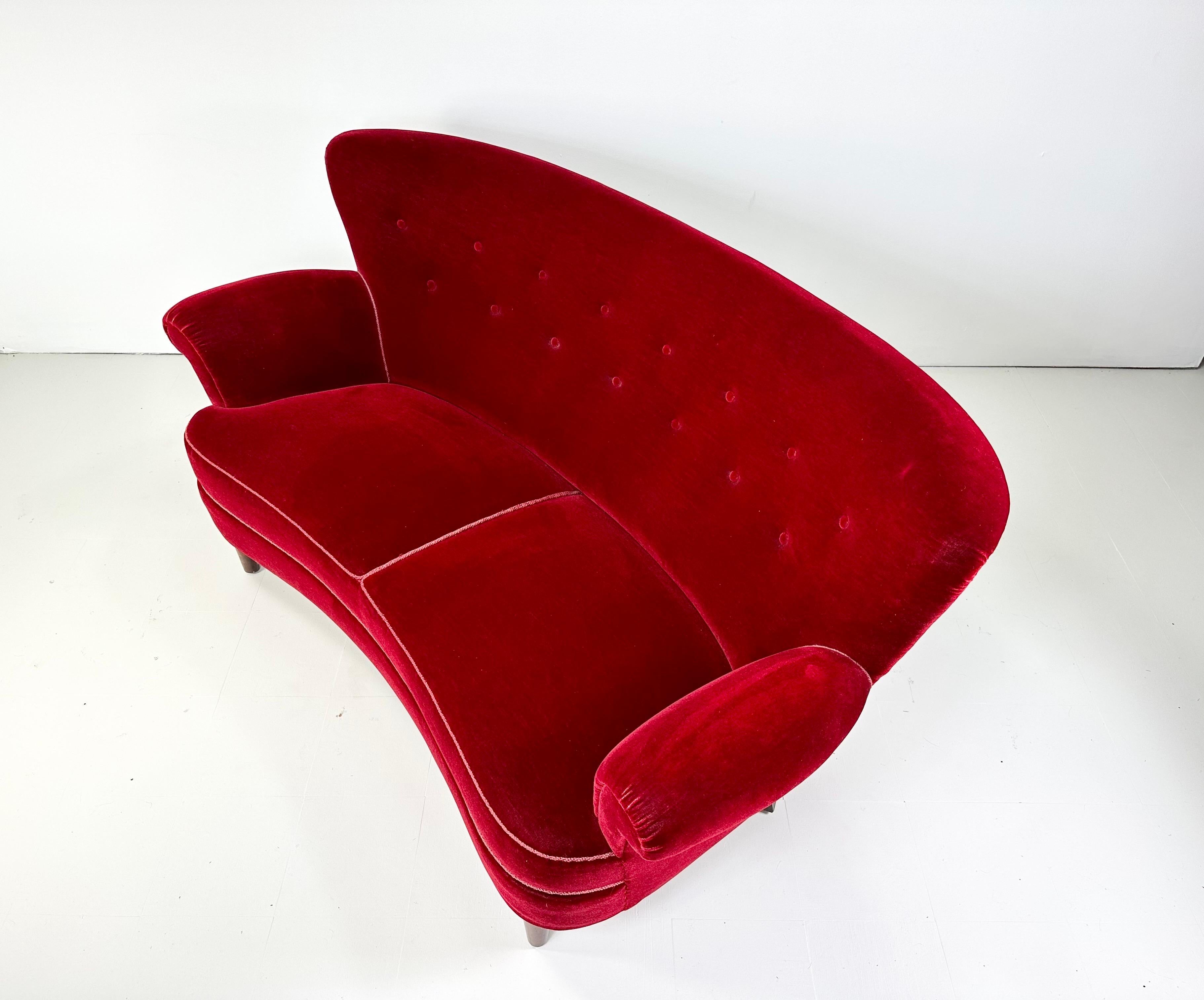 Gebogenes dänisches Sofa aus den 1940er Jahren (Dänisch) im Angebot