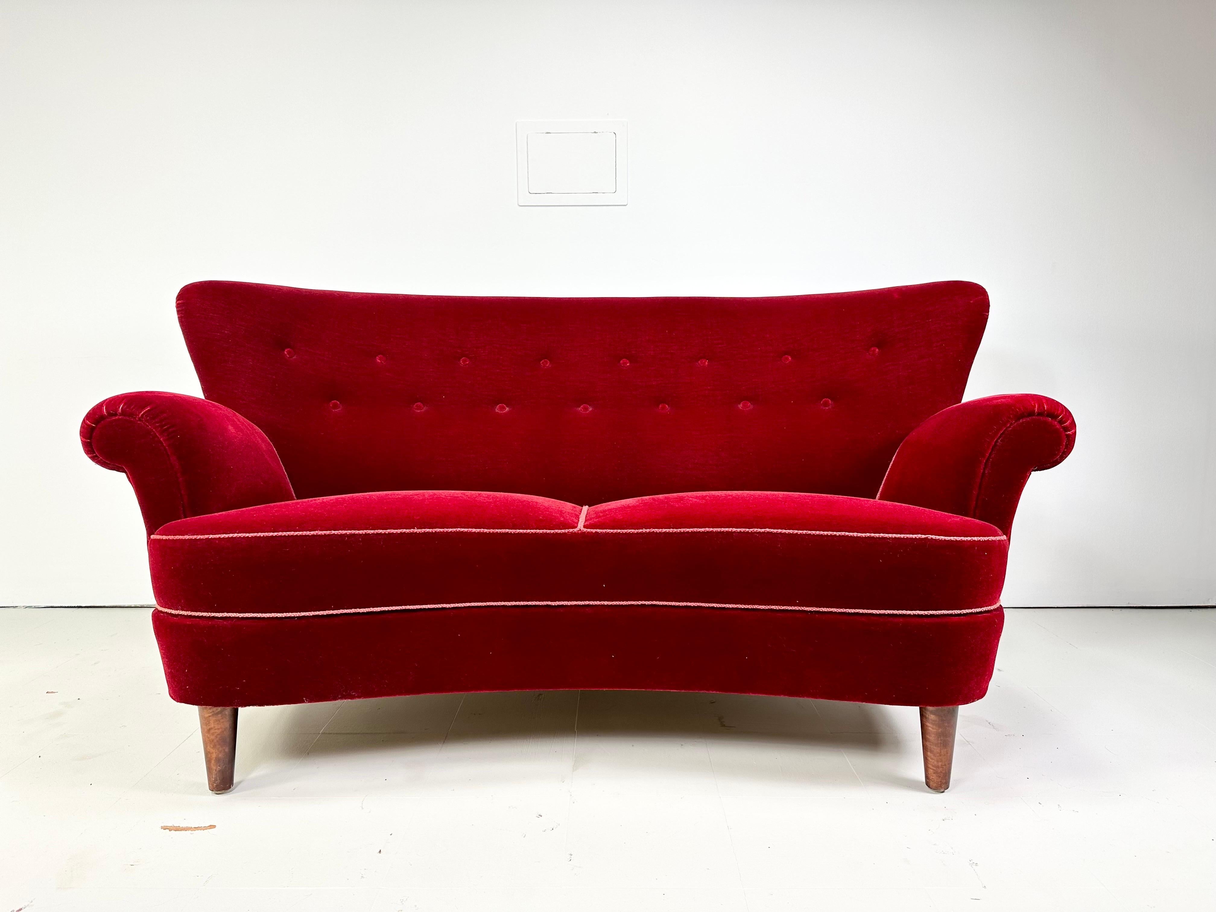 Gebogenes dänisches Sofa aus den 1940er Jahren im Angebot 1