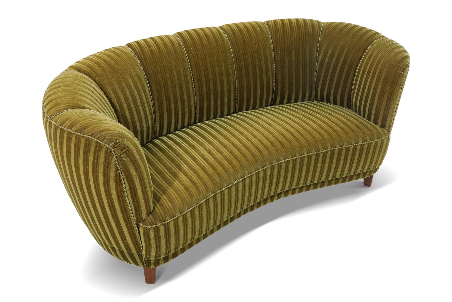 Gebogenes dänisches Sofa aus den 1940er Jahren in olivem Velours (Moderne der Mitte des Jahrhunderts) im Angebot