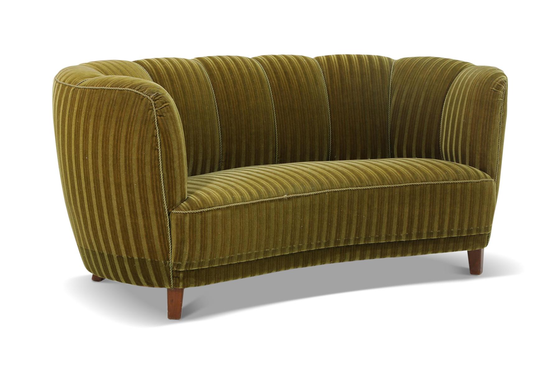 Gebogenes dänisches Sofa aus den 1940er Jahren in olivem Velours (Dänisch) im Angebot