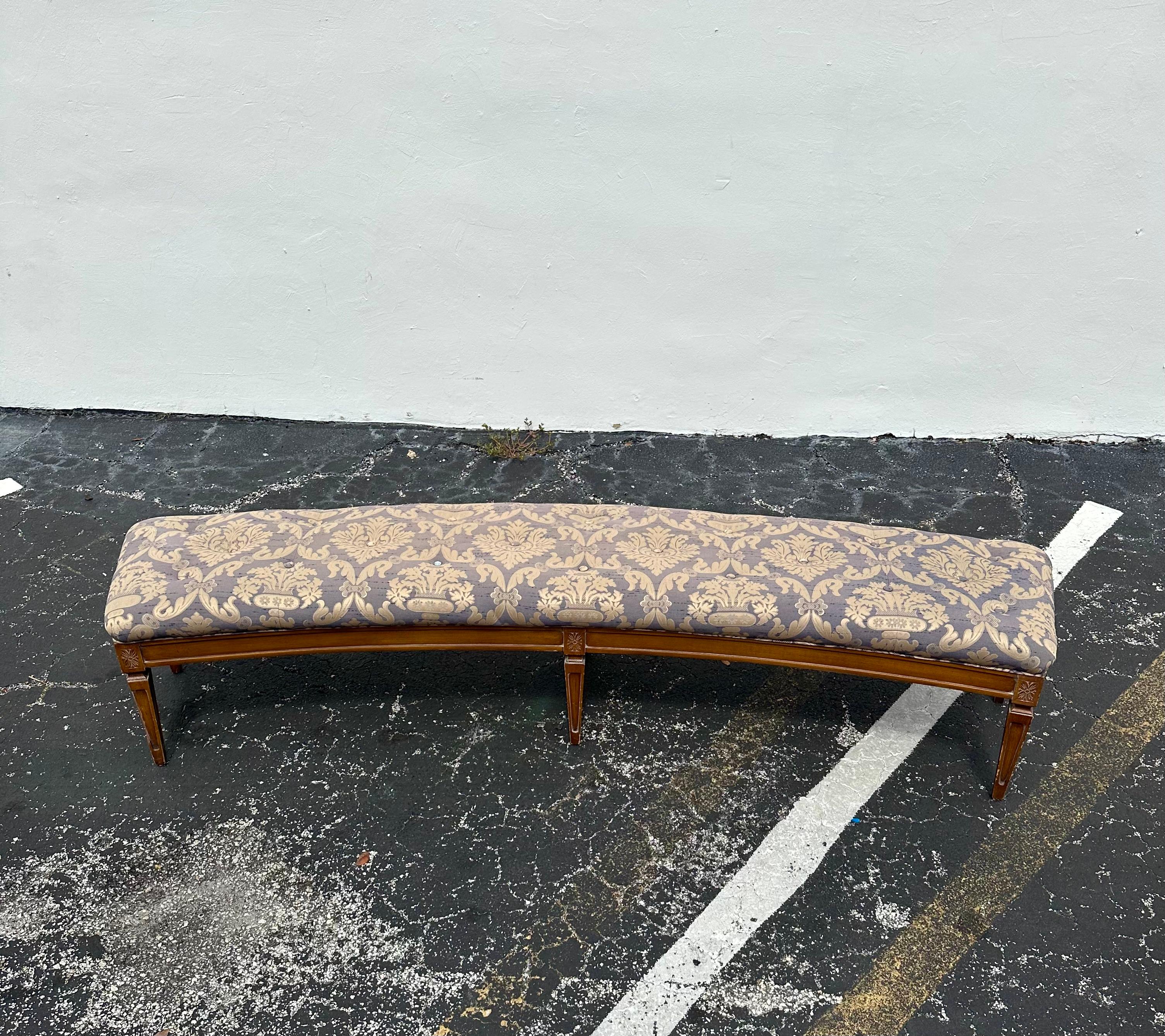 1940er Jahre geschwungene lange lila Damast getuftet neoklassischen Stil Holzbank (Europäisch) im Angebot