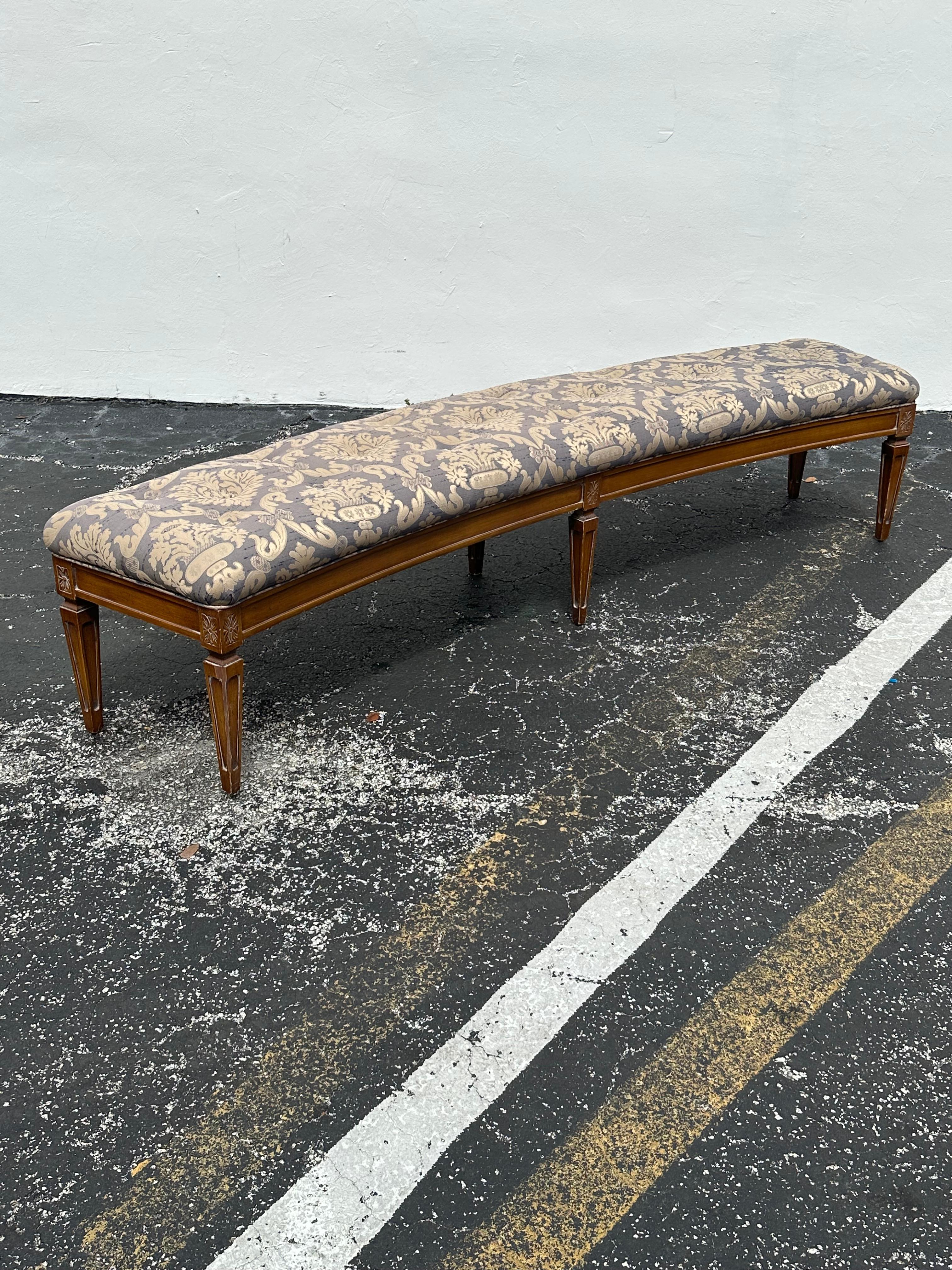1940er Jahre geschwungene lange lila Damast getuftet neoklassischen Stil Holzbank im Zustand „Gut“ im Angebot in Fort Lauderdale, FL