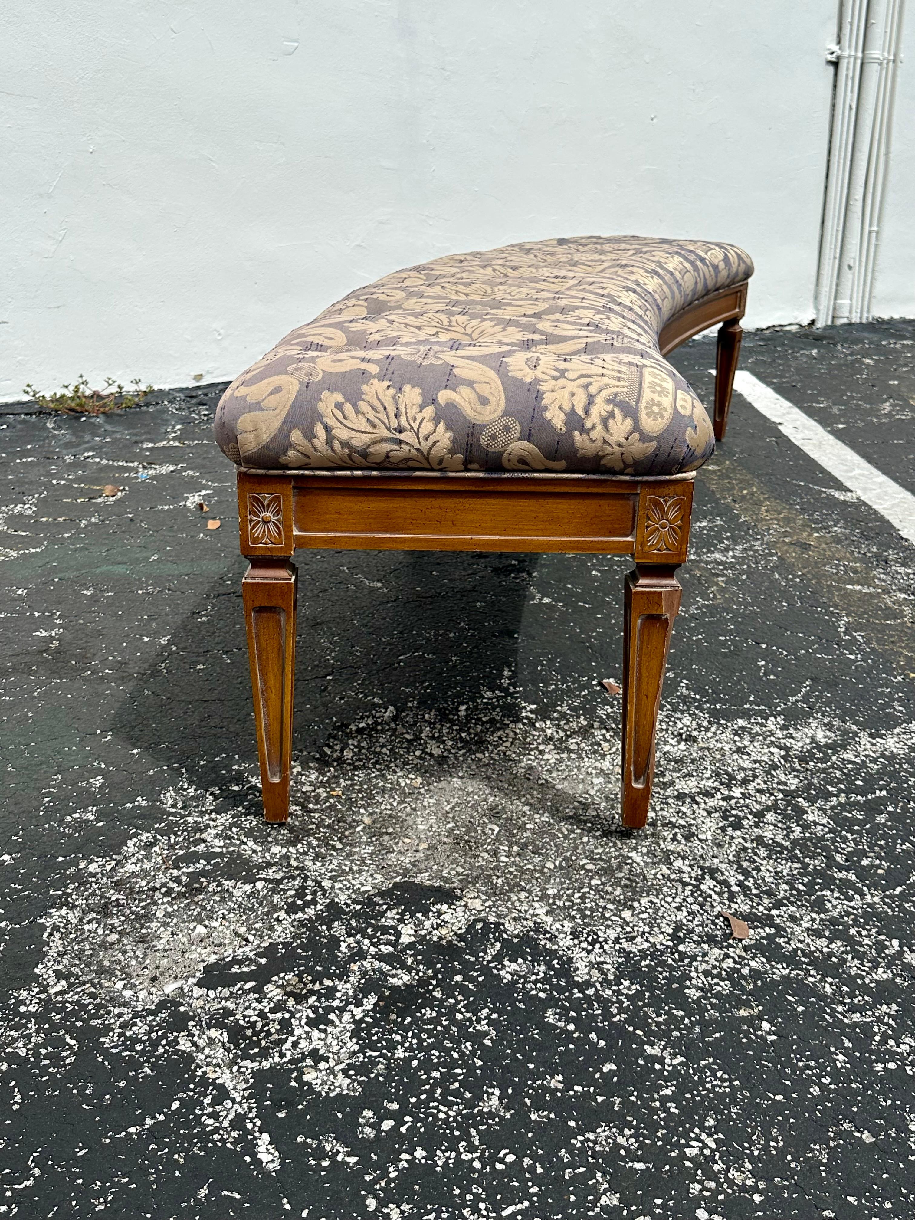 1940er Jahre geschwungene lange lila Damast getuftet neoklassischen Stil Holzbank im Angebot 1