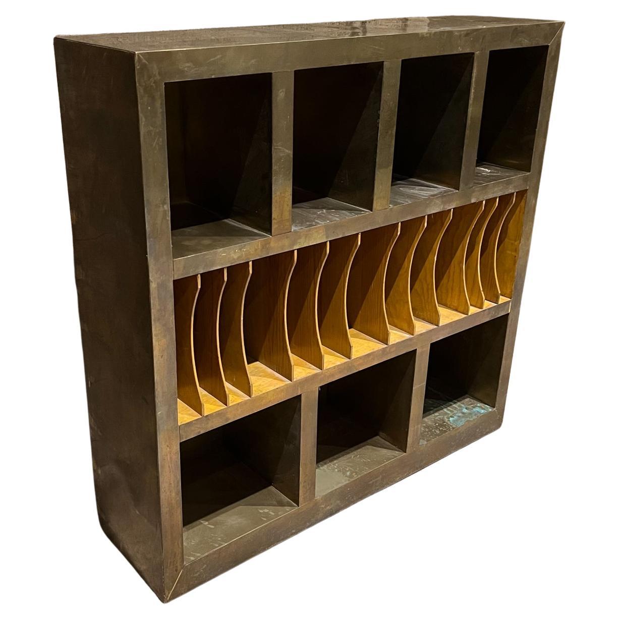1980er Jahre Custom Sectioned Storage File Case Rustikales Holz in Messing umwickelt im Angebot