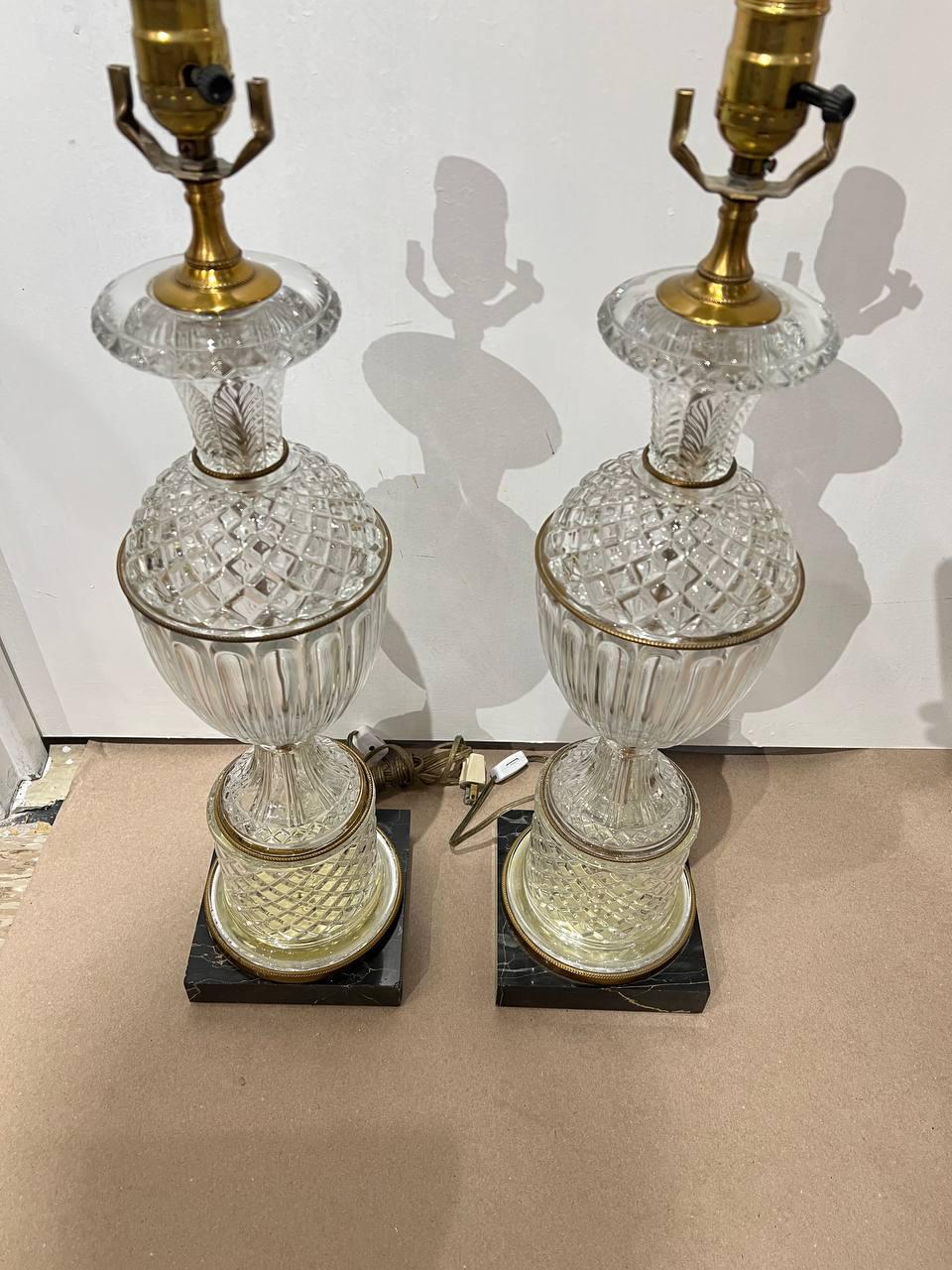 Paar Tischlampen aus geschliffenem Kristall aus den 1940er Jahren mit Marmorsockel (Hollywood Regency) im Angebot
