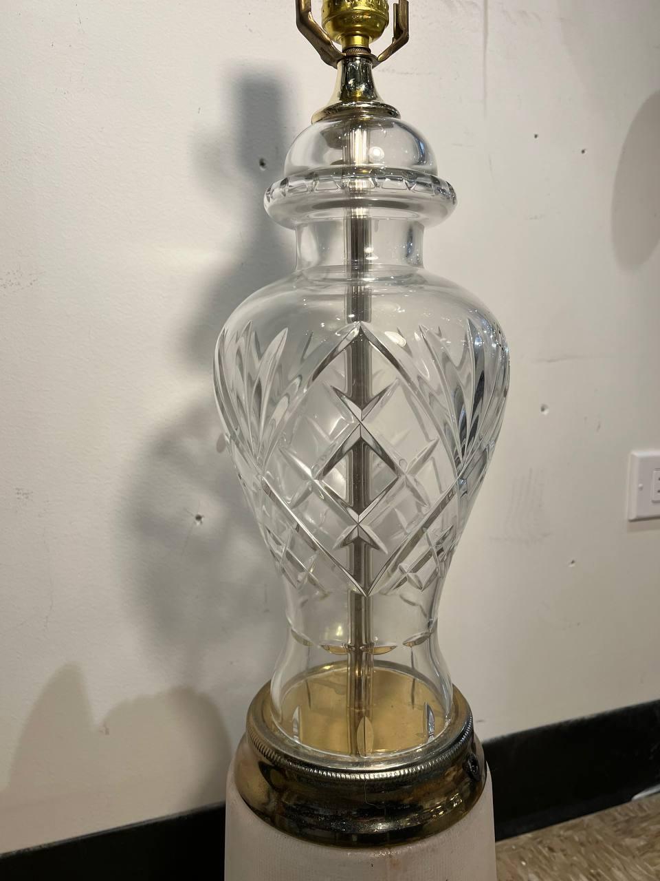 Hollywood Regency Lampes de table en verre taillé des années 1940 en vente