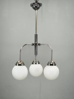 Tschechischer Bauhaus-Kronleuchter aus den 1940er Jahren mit Opalglas-Kugeln