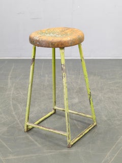 Sgabello industriale ceco del 1940 con seduta in pino e patina verde