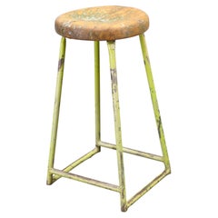 Sgabello industriale ceco del 1940 con seduta in pino e patina verde
