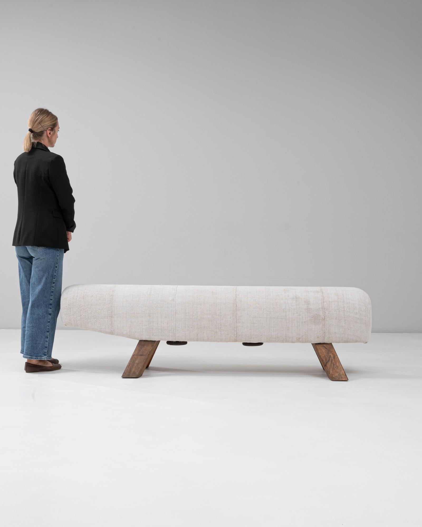 Ceco Panchina imbottita ceca di metà secolo moderno degli anni '40 con gambe di legno angolate in vendita