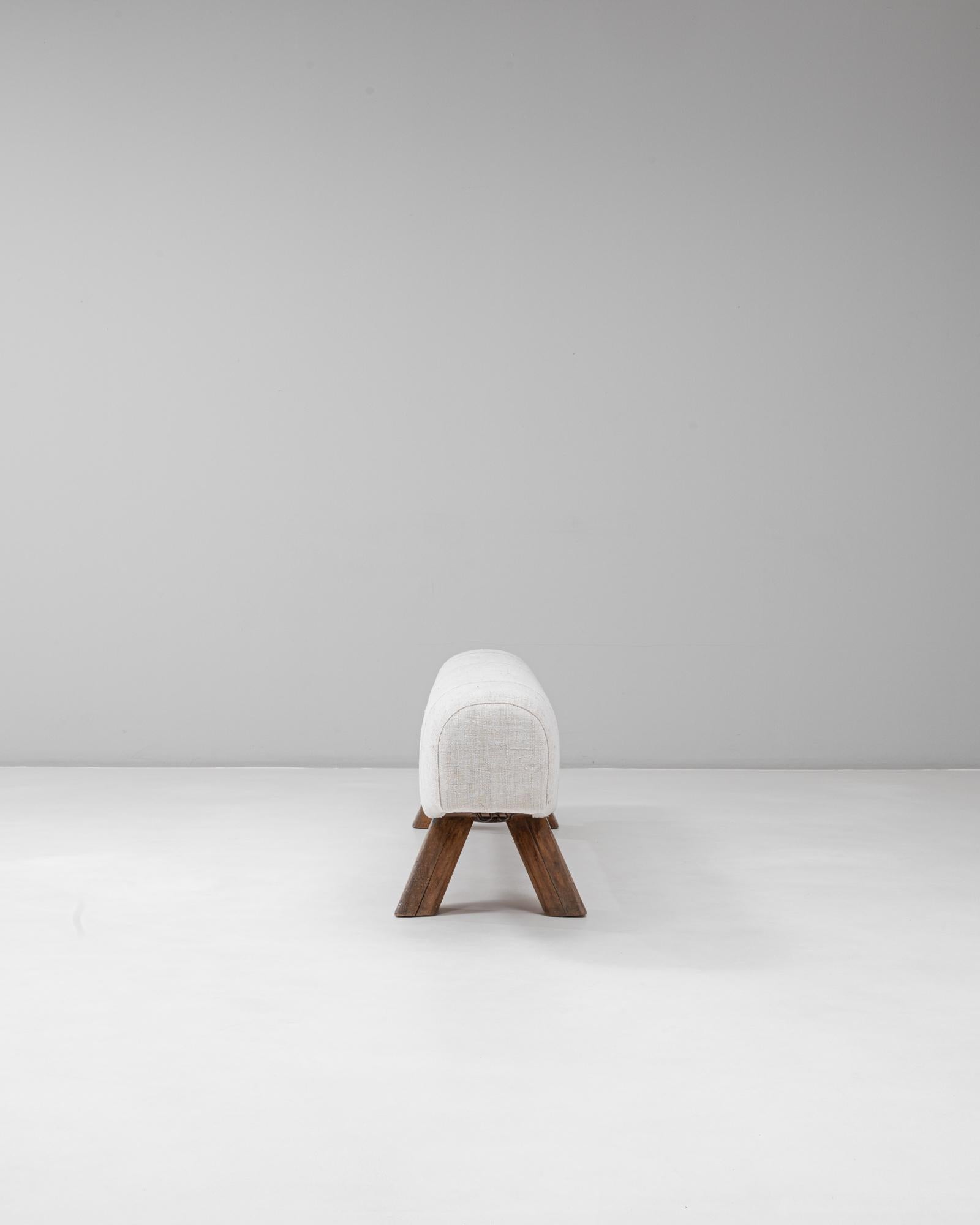 Panchina imbottita ceca di metà secolo moderno degli anni '40 con gambe di legno angolate In condizioni buone in vendita a High Point, NC