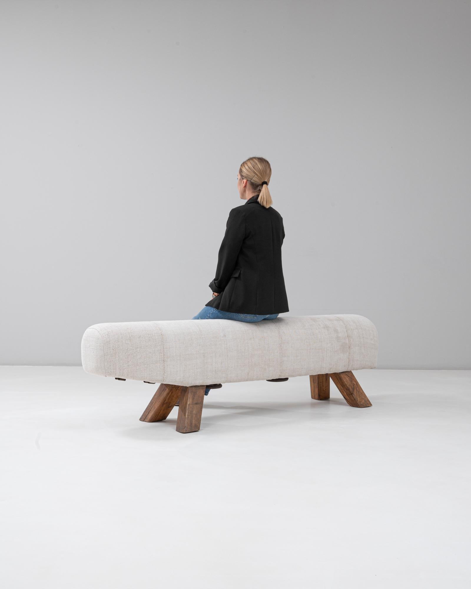 Tappezzeria Panchina imbottita ceca di metà secolo moderno degli anni '40 con gambe di legno angolate in vendita