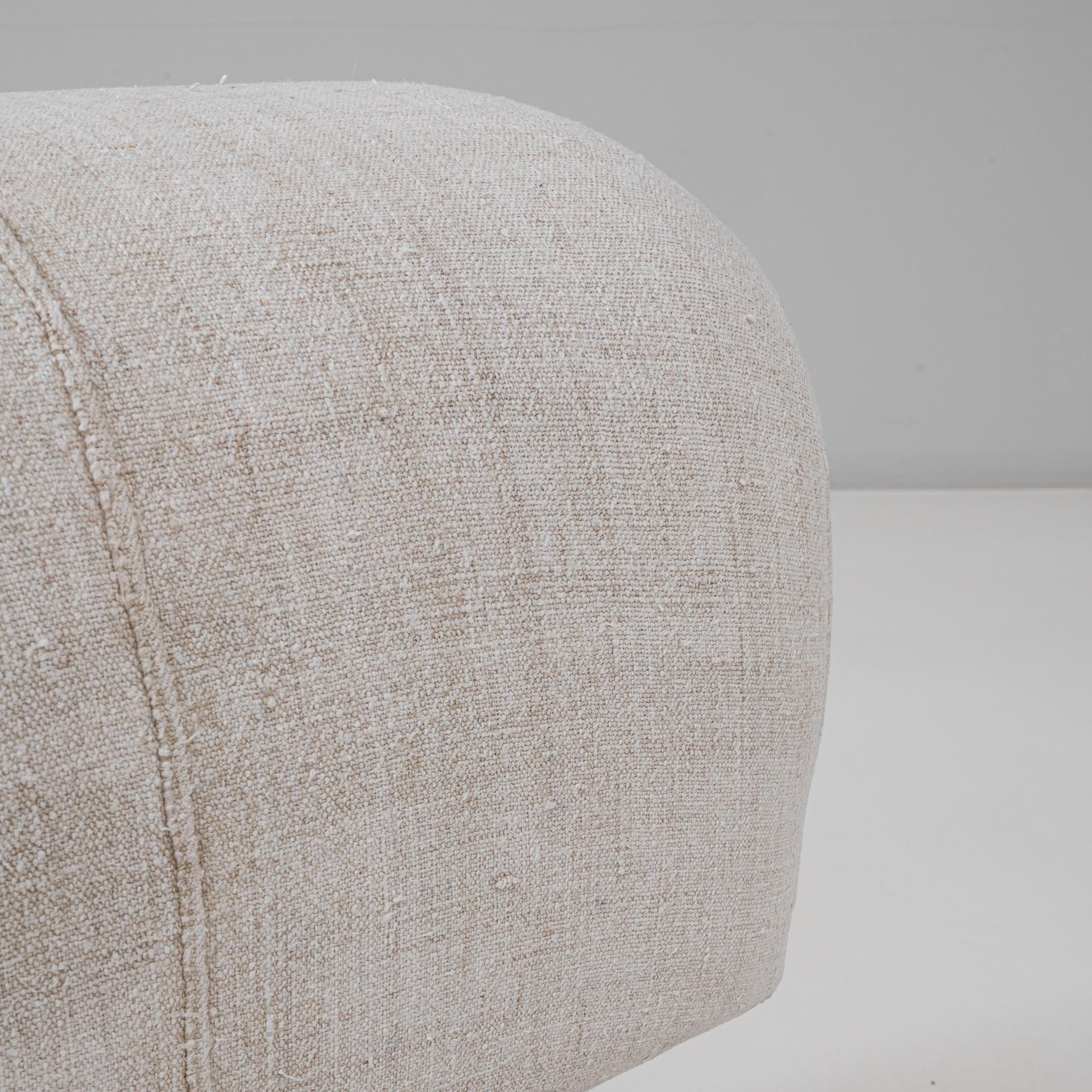 Panchina imbottita ceca di metà secolo moderno degli anni '40 con gambe di legno angolate in vendita 3