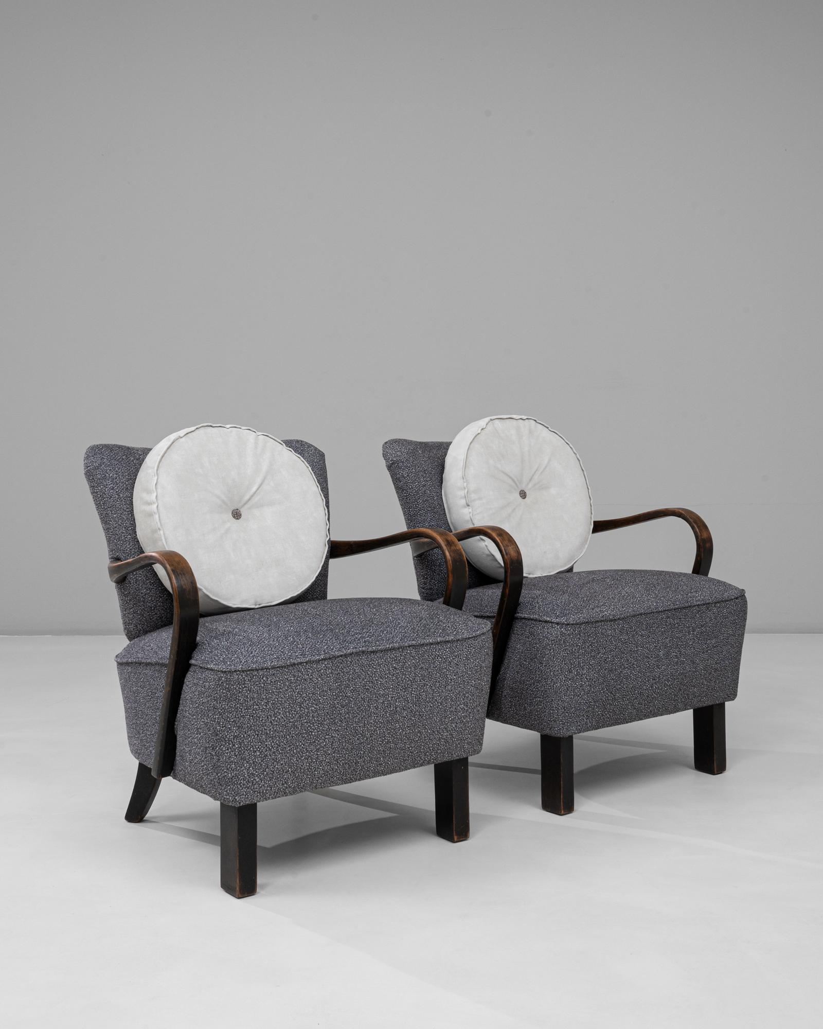1940s Czech Pair of Art Deco Upholstered Armchairs With Round Pillows en venta 3