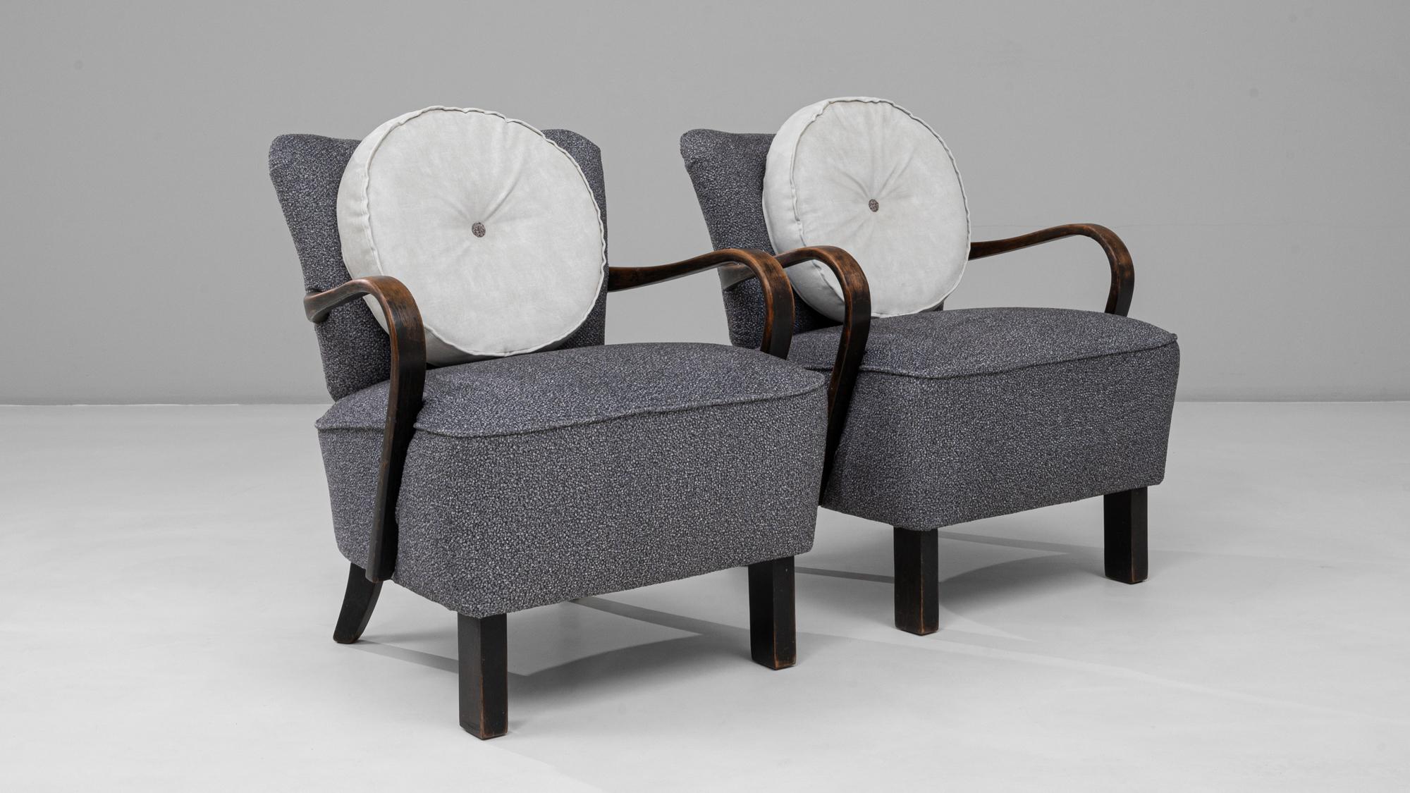 1940s Czech Pair of Art Deco Upholstered Armchairs With Round Pillows en venta 4