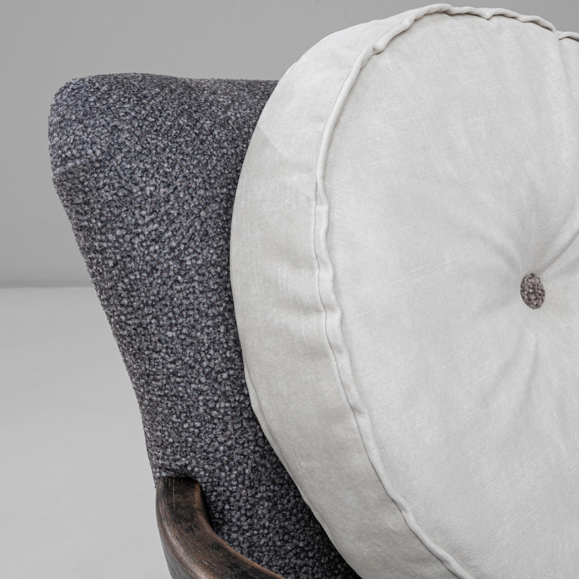 1940s Czech Pair of Art Deco Upholstered Armchairs With Round Pillows en venta 5